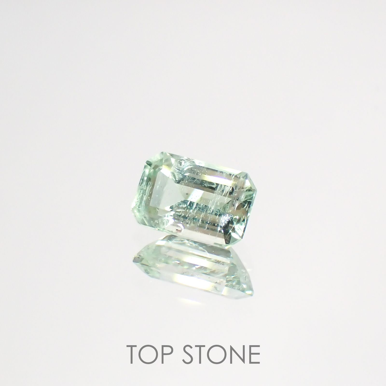 バナジウムコーネルピン(宝石名コーネルピン)タンザニア・タンガ州産 0.91ct 識別済[220115621]6.7x4.4mm前後