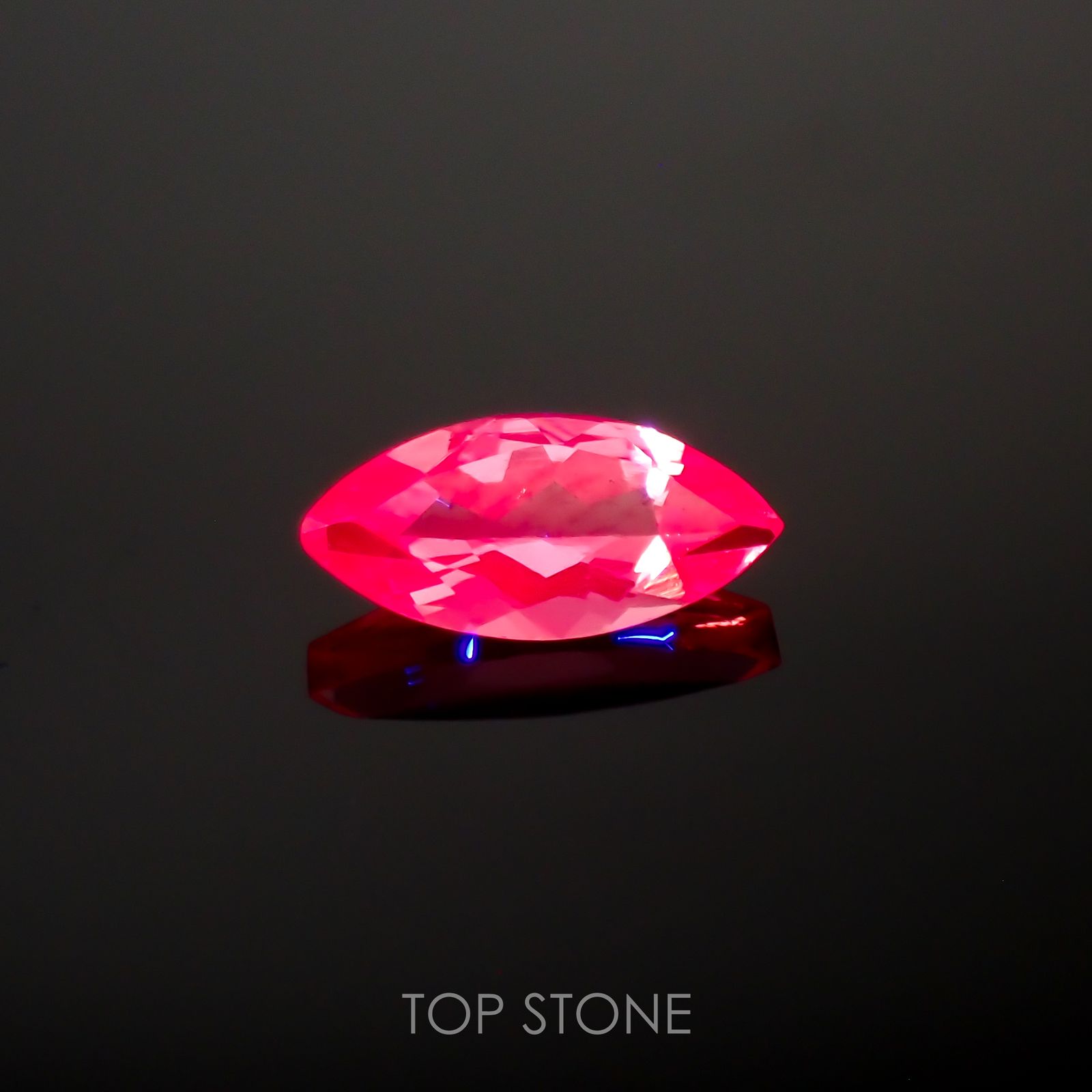 ホットピンクスピネル(宝石名ピンク・スピネル)タンザニア産 0.38ct 識別済[220113913]7.1x3.4mm前後
