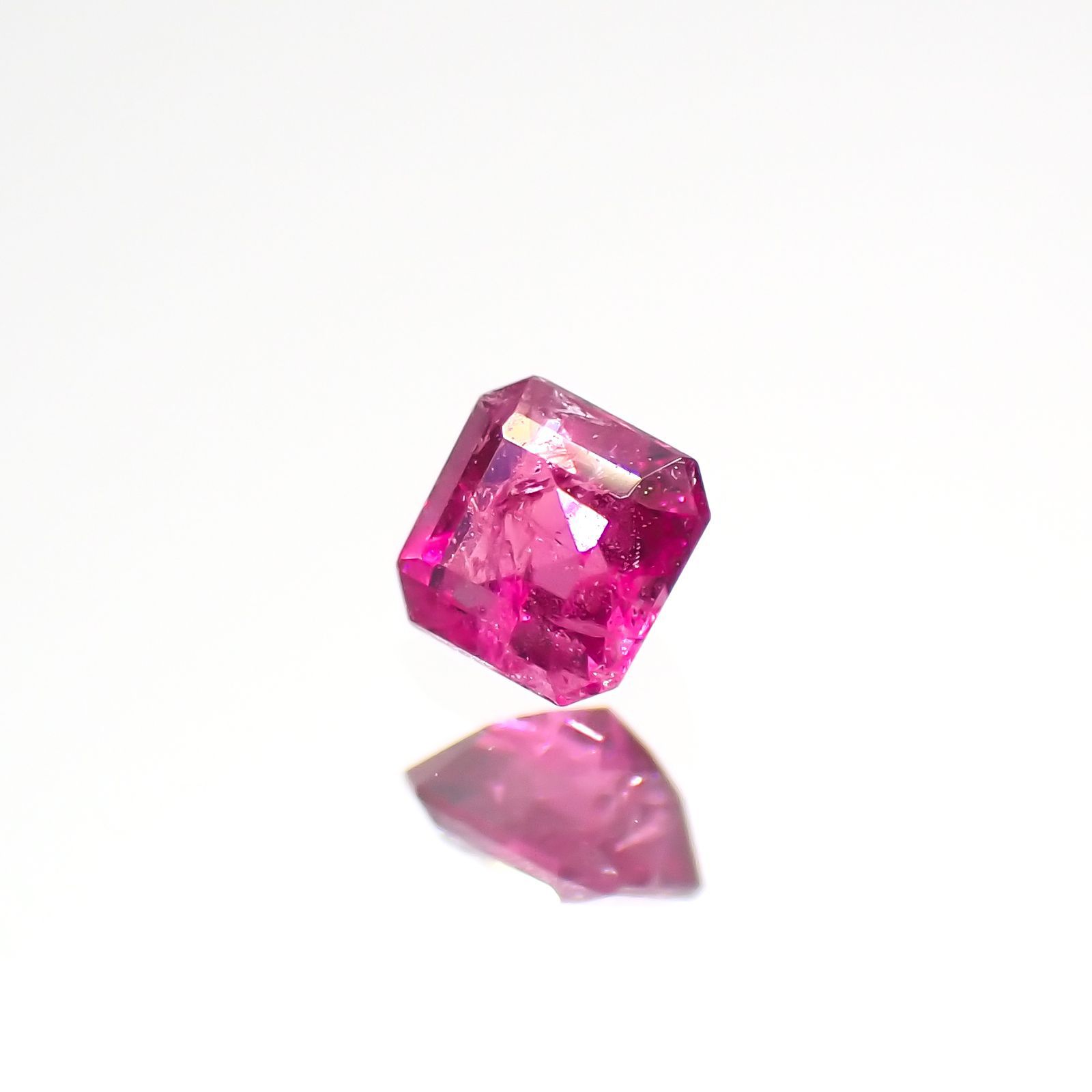 レッドベリル(宝石名レッド・ベリル)アメリカ・ユタ州産 0.10ct 識別済[220515853]2.7x2.6mm前後