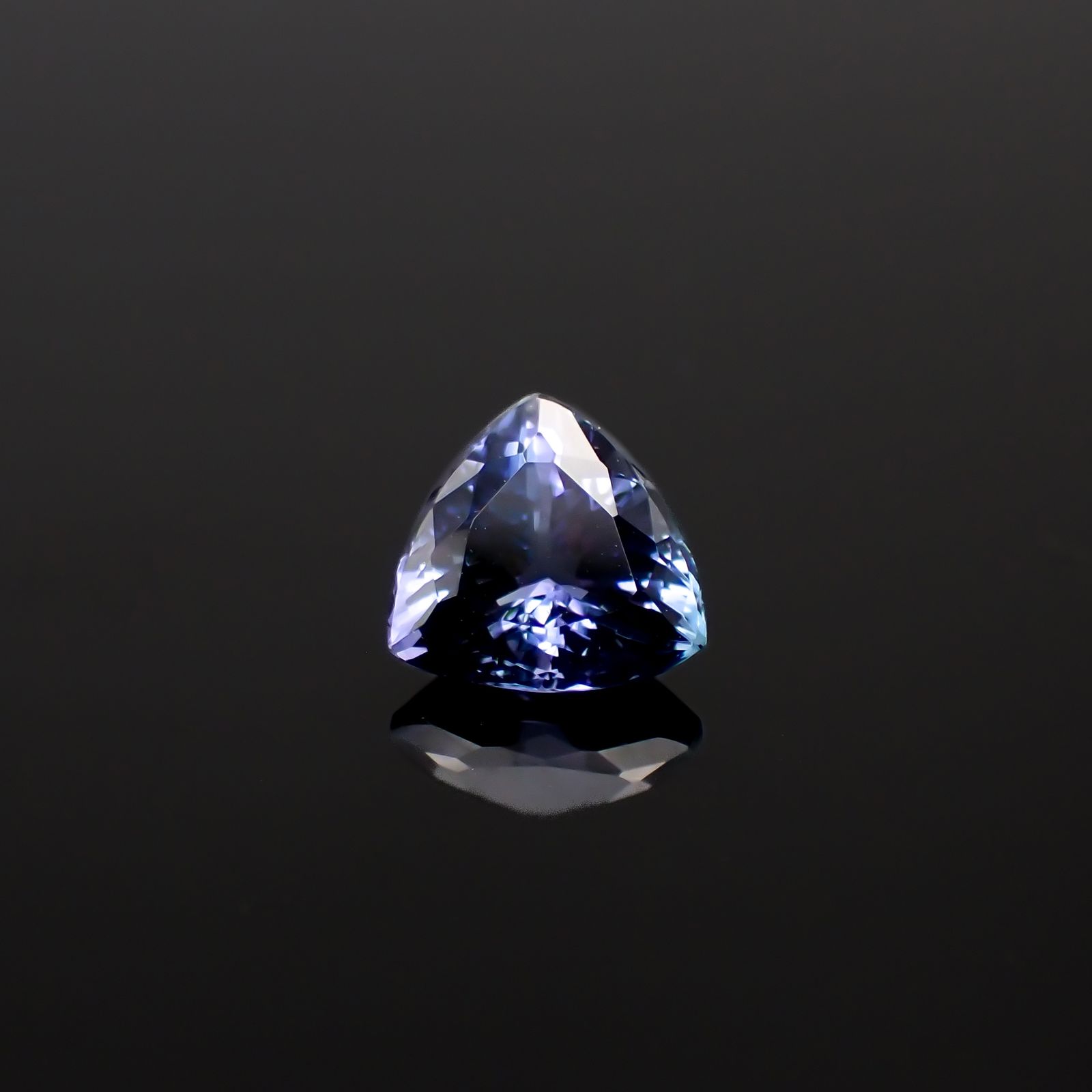 バイカラータンザナイト(宝石名タンザナイト)タンザニア産 1.68ct 識別済[231224810]7.8x7.7mm前後
