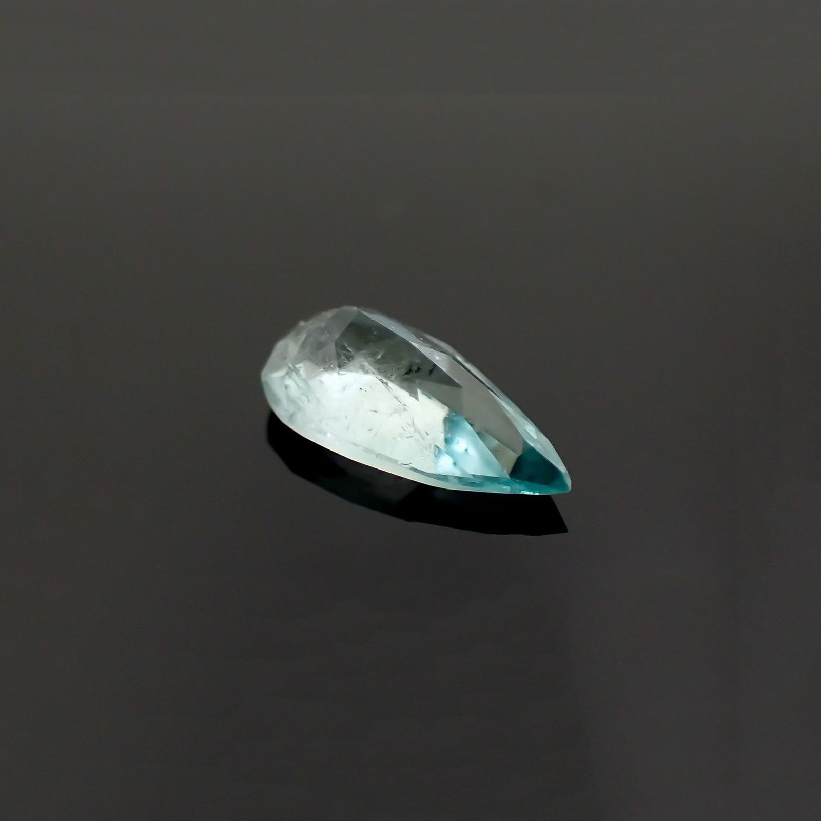 ユークレース(宝石名ブルー・ユークレース)コロンビア産 ソ付(彩珠) 0.796ct / 9.3x4.7mm前後 [221018683]