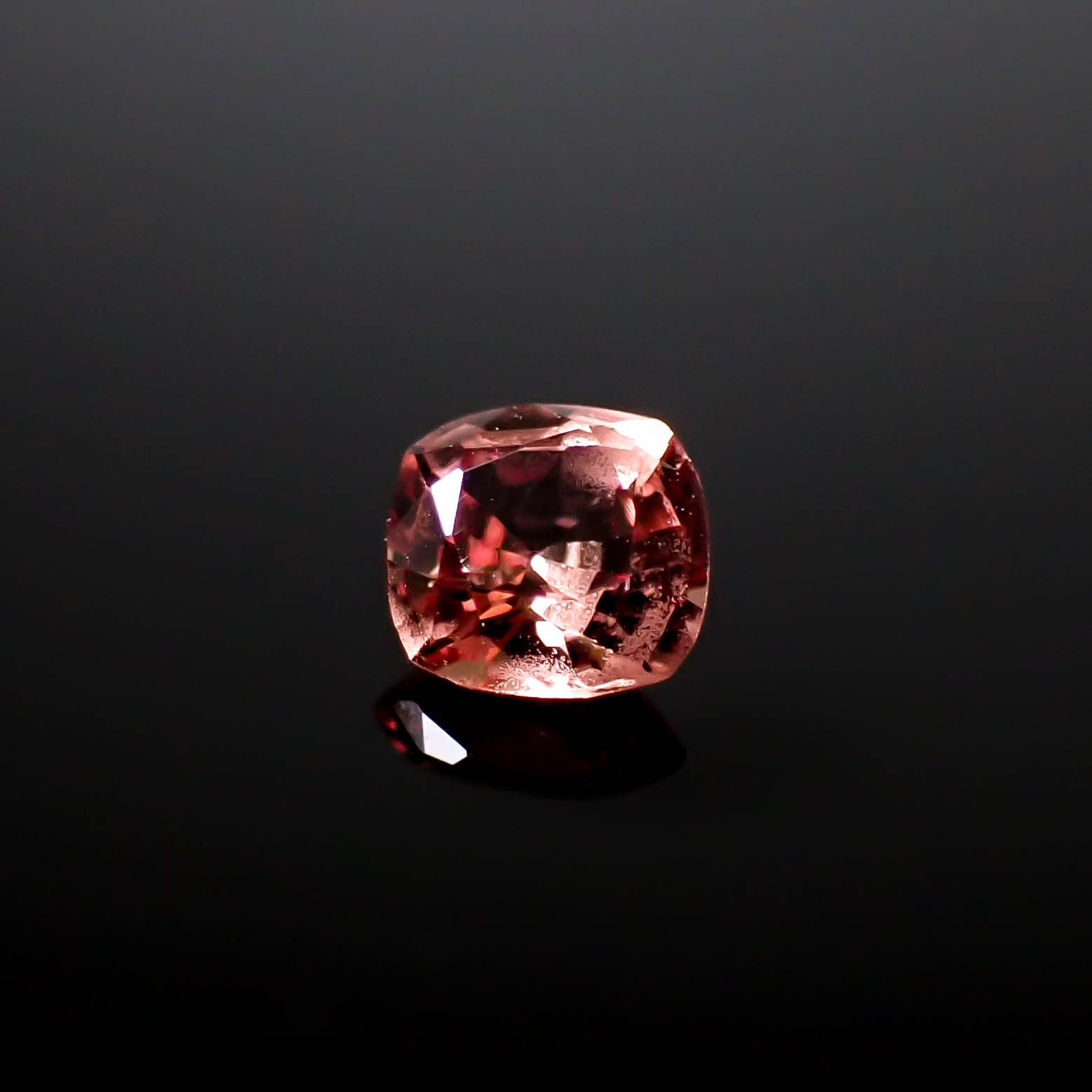 オレンジスピネル(宝石名スピネル)タンザニア産 0.40ct 識別済[250530343]4.5x4.4mm前後