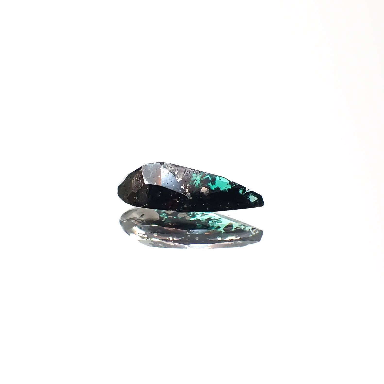 パイライトインエメラルド コロンビア産 0.46ct [241229564]8.4x3.4mm前後