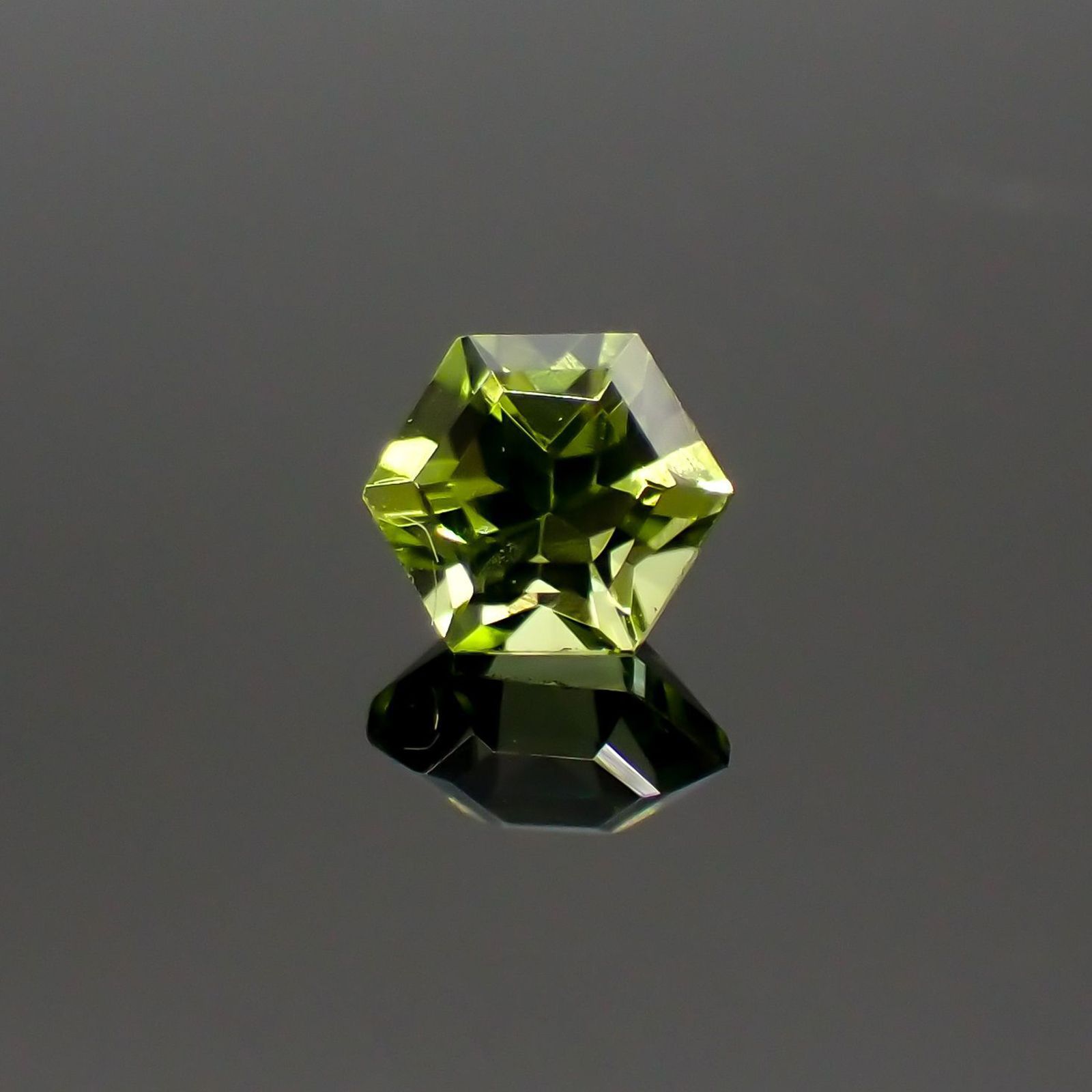 ◇ヘキサゴンカット◇ペリドット(宝石名ペリドット) パキスタン産 0.38ct 識別済[251013091]4×4mm前後