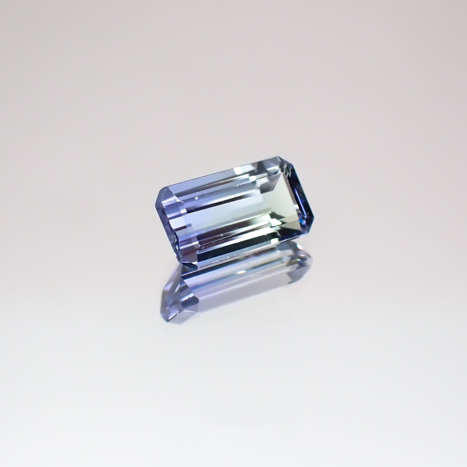 バイカラータンザナイト非加熱(宝石名バイカラー・ゾイサイト) タンザニア産 0.66ct 識別済[210610945]6.6×3.6mm前後