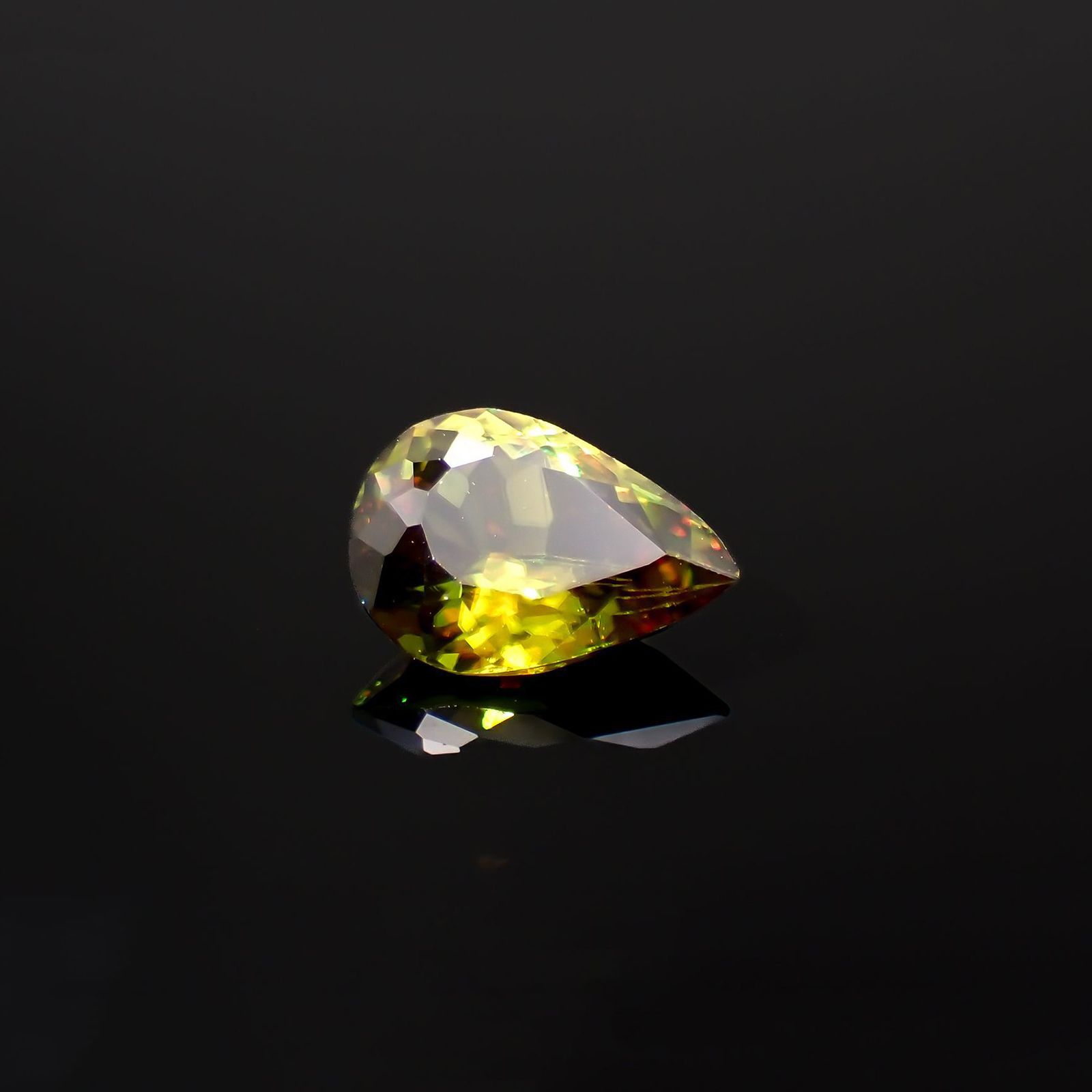 カラーチェンジスフェーン パキスタン産 0.98ct [221119182]7.8x5.7mm前後