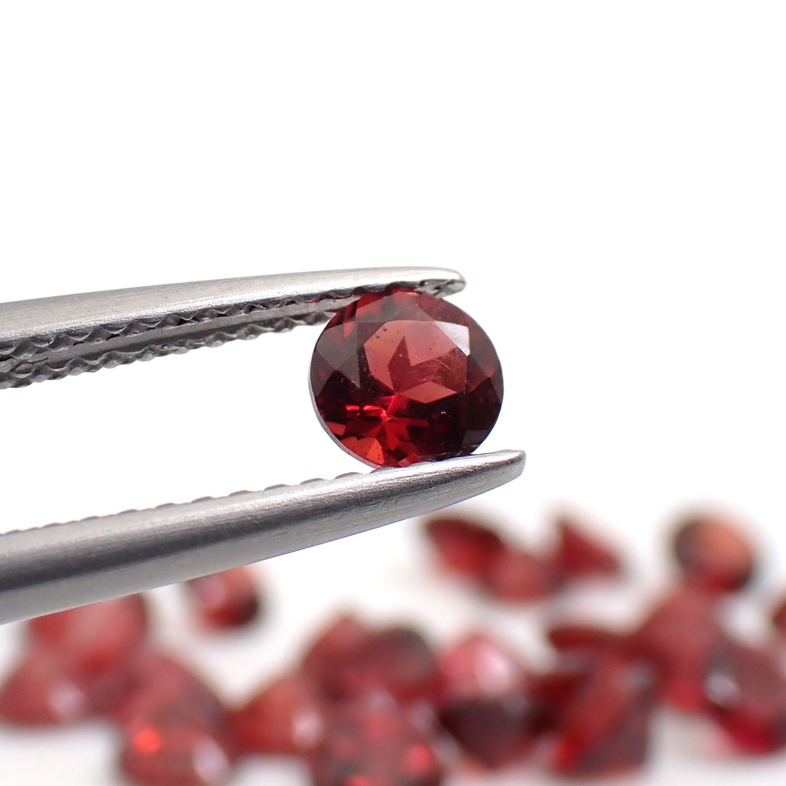 ◇ランダムセレクト◇パイロープアルマンディンガーネット モザンビーク産 約0.40ct / 4.5x4.5mm前後 [260532202-PAC]