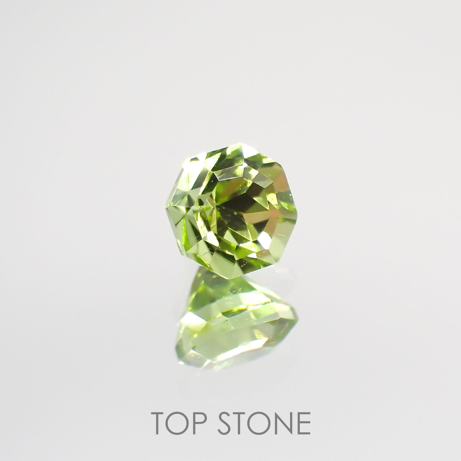 ◇オクタゴンカット◇ペリドット(宝石名ペリドット) パキスタン産 0.45ct 識別済[210913106]4×3.9mm前後