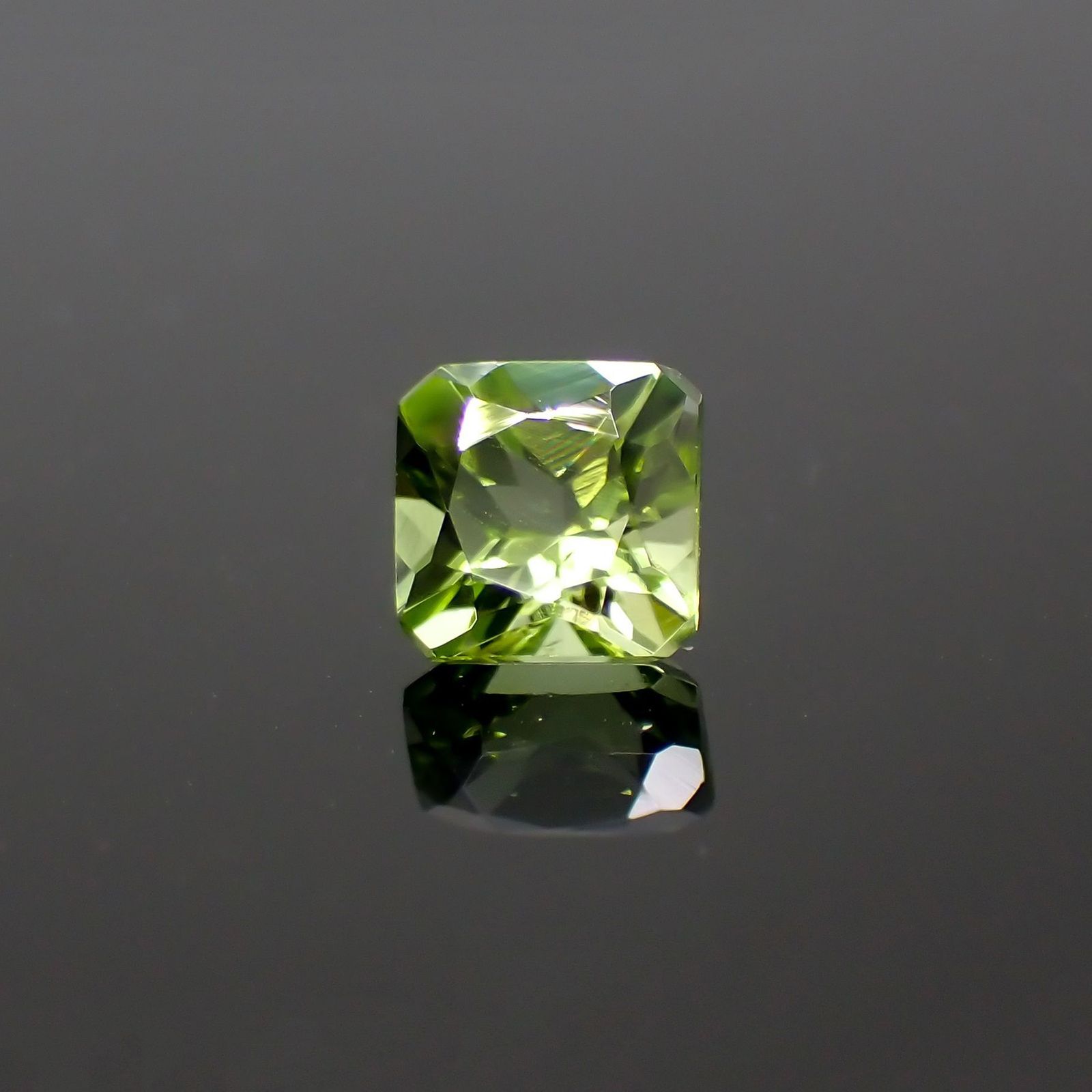◇アッシャーカット◇ペリドット(宝石名ペリドット) パキスタン産 0.84ct 識別済[211013487]5.1×5.1mm前後