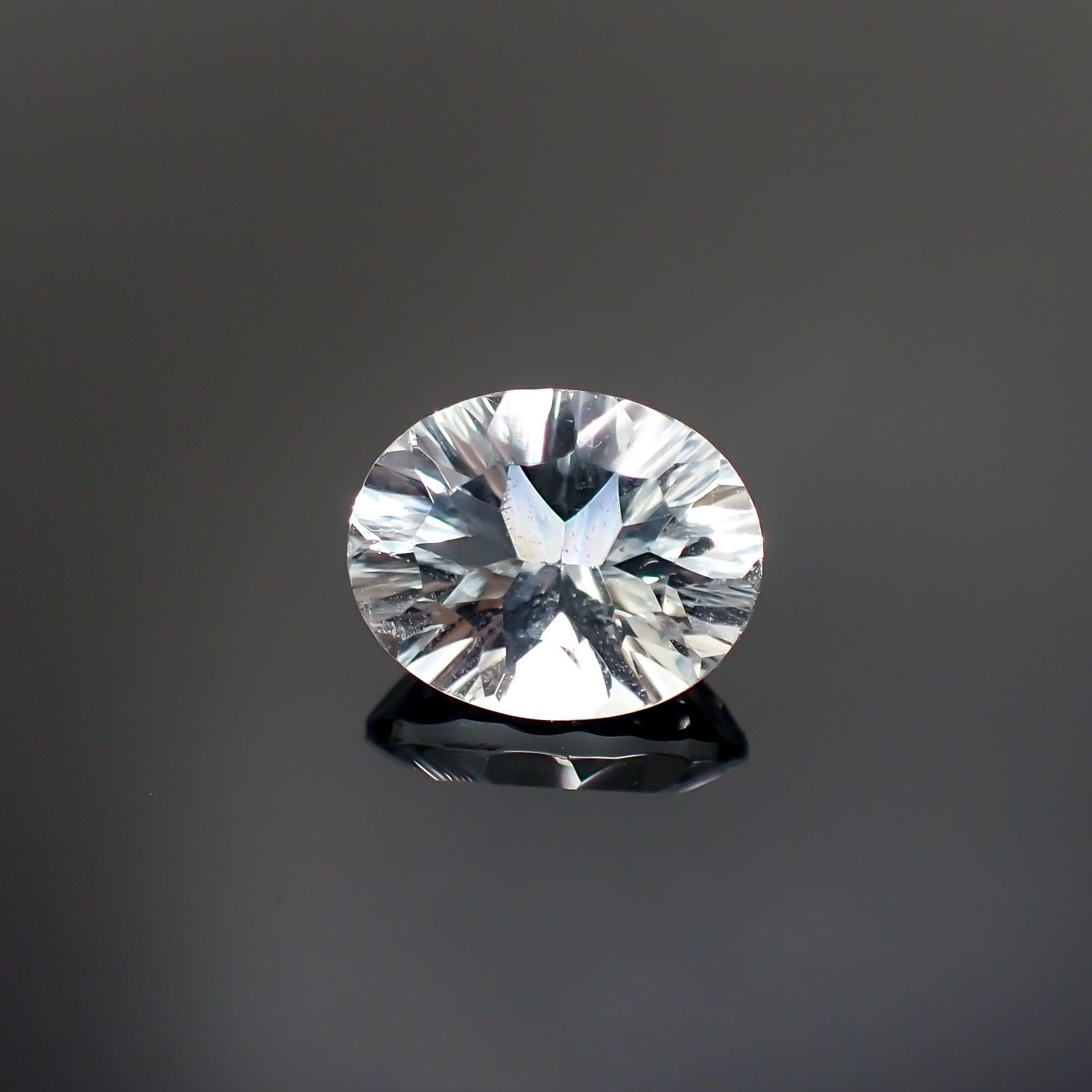 ◇コンケーブカット◇アクアマリン(宝石名アクアマリン) アフリカ産 2.43ct 識別済[211013554]10.1×8.1mm前後