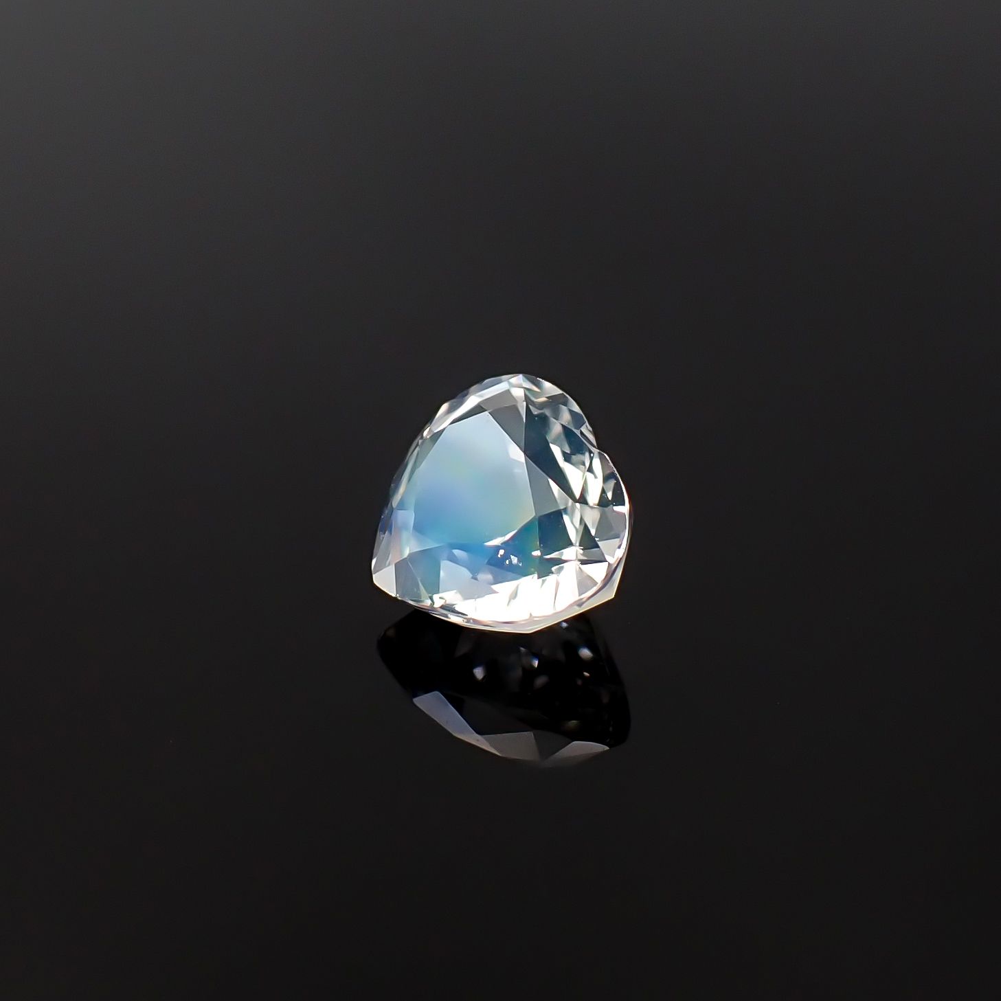 レインボームーンストーン マダガスカル産 1.03ct / 6.9x6.2mm前後 [260632380]