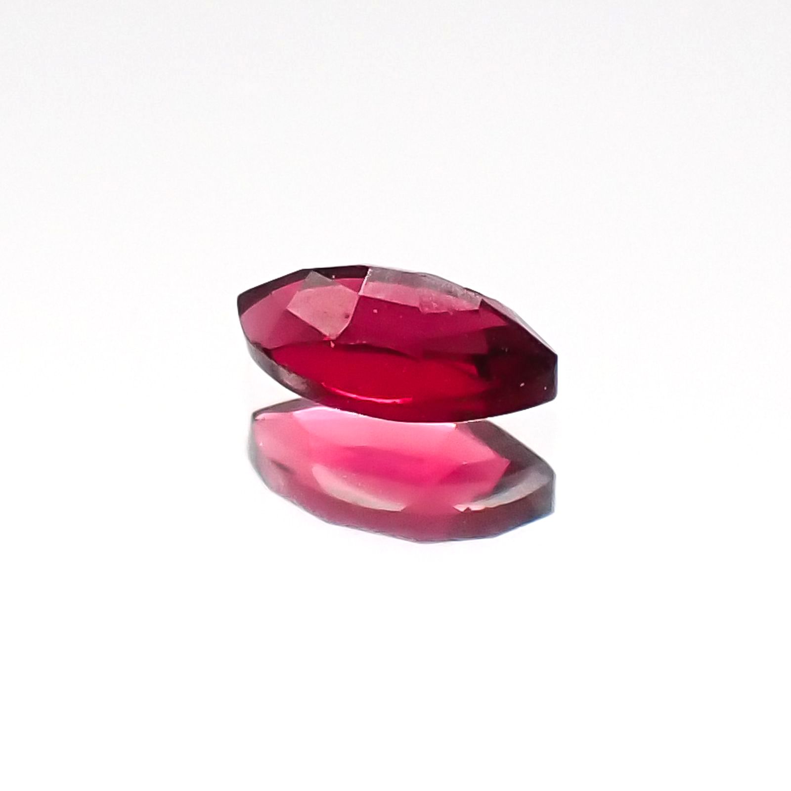 レッドスピネル(宝石名レッド・スピネル)タンザニア産 0.19ct 識別済[231124097]4.8x2.6mm前後
