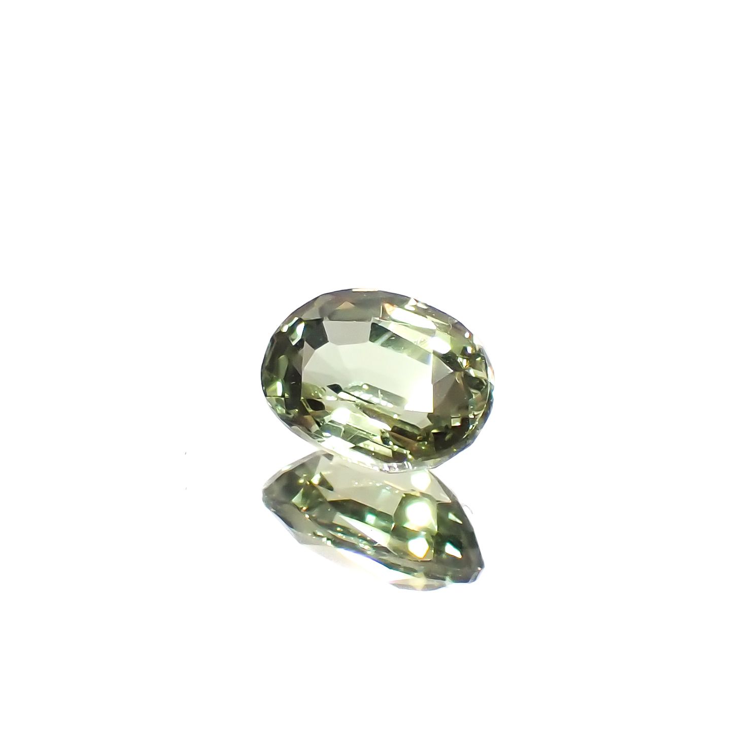バナジウムクリソベリル(宝石名クリソベリル)マダガスカル産 0.701ct ソ付(日独)[240527637]6.11x4.44mm前後