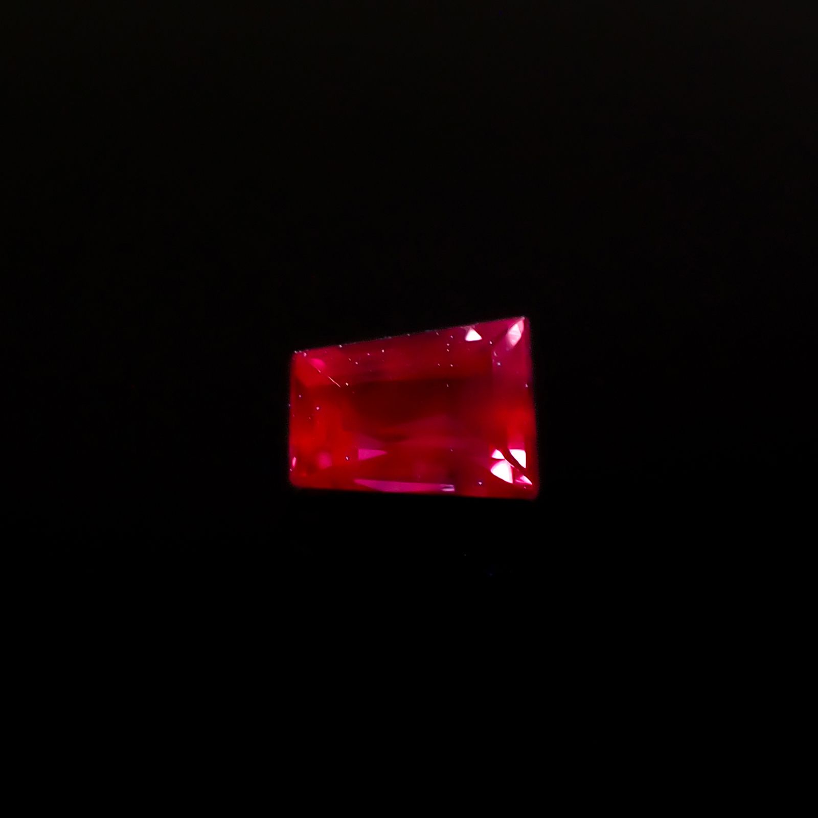ウィンザーサファイア タンザニア・ウィンザー産 0.17ct / 3.5x2.7mm前後 [260532130]