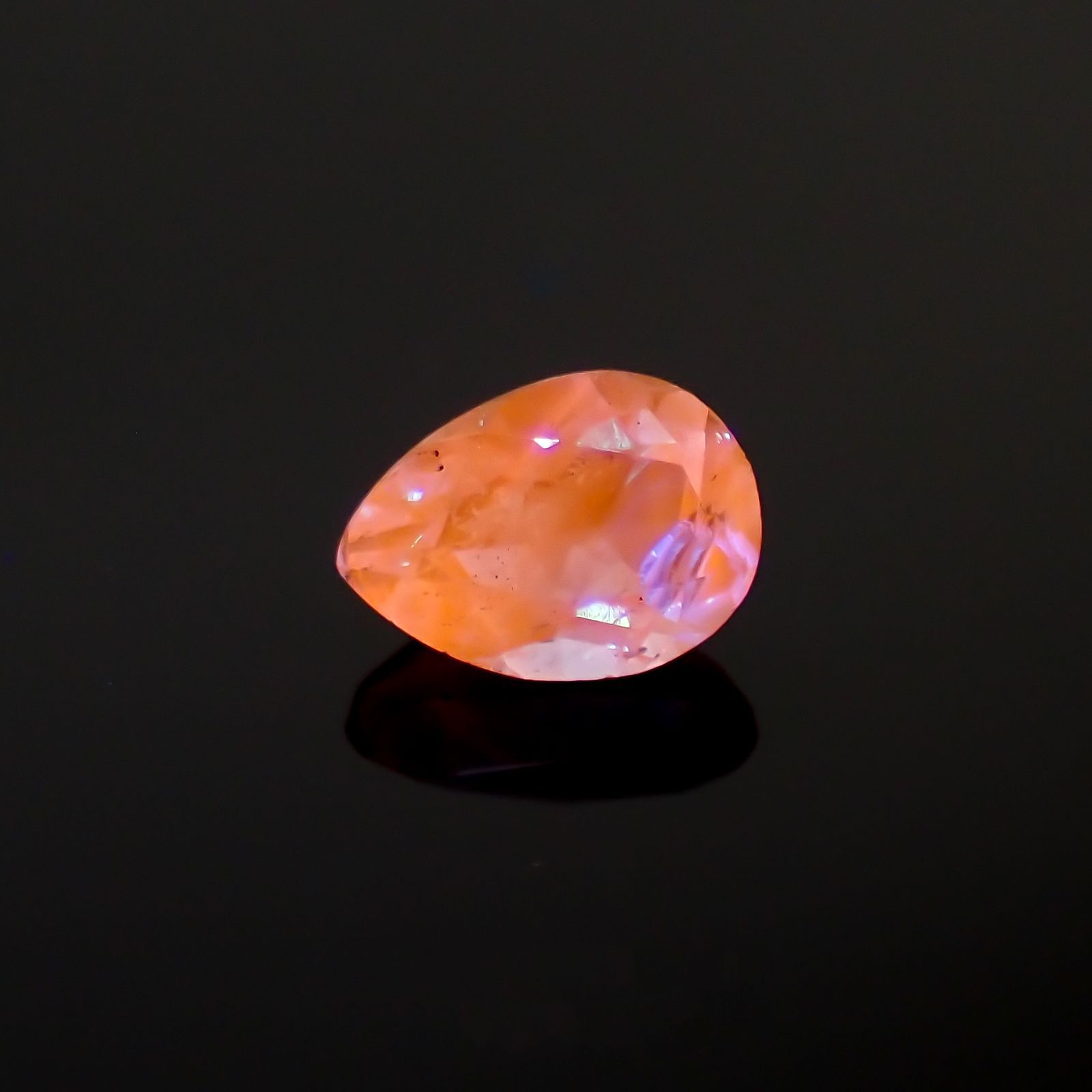 アウイナイト フルオレッセンス(宝石名アウイナイト)ドイツ産 0.27ct 識別済[250917688]5.3x3.7mm前後