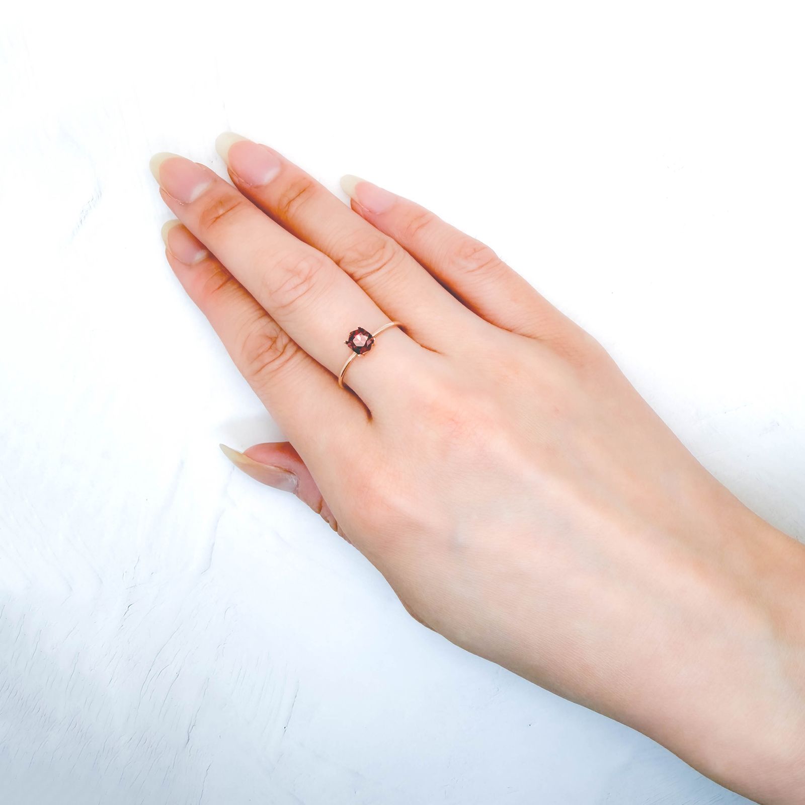 ◇ヘキサゴンカット◇レッドジルコン(宝石名ジルコン)スリランカ/カンボジア産 識別済 0.81ct / 4.9x4.9mm前後 [260732555]