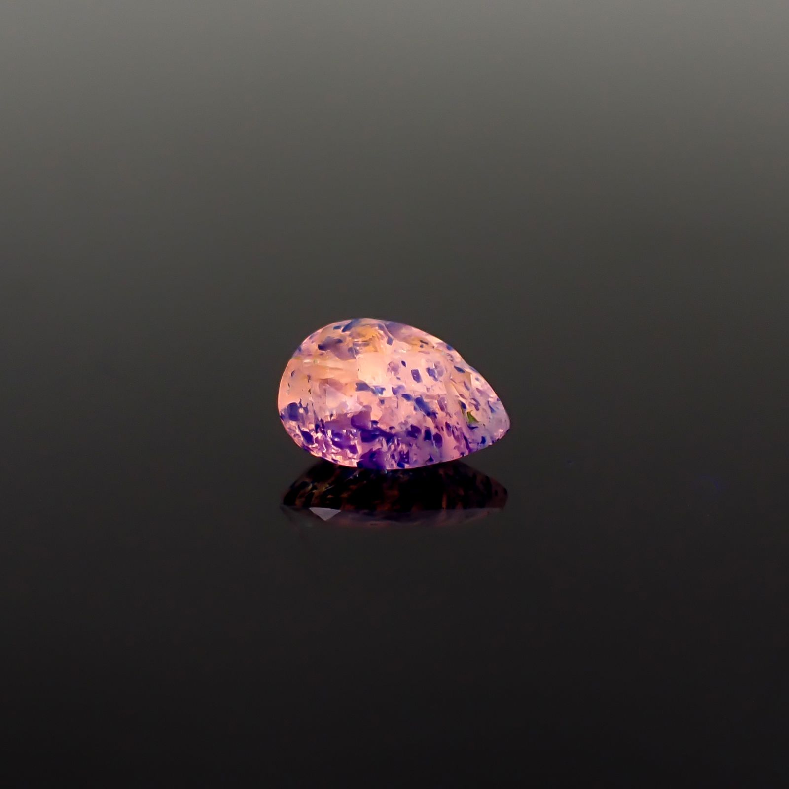 ラズライトインソーダライト フルオレッセンス アフガニスタン産 0.73ct / 8x6.2mm前後 [260431997]