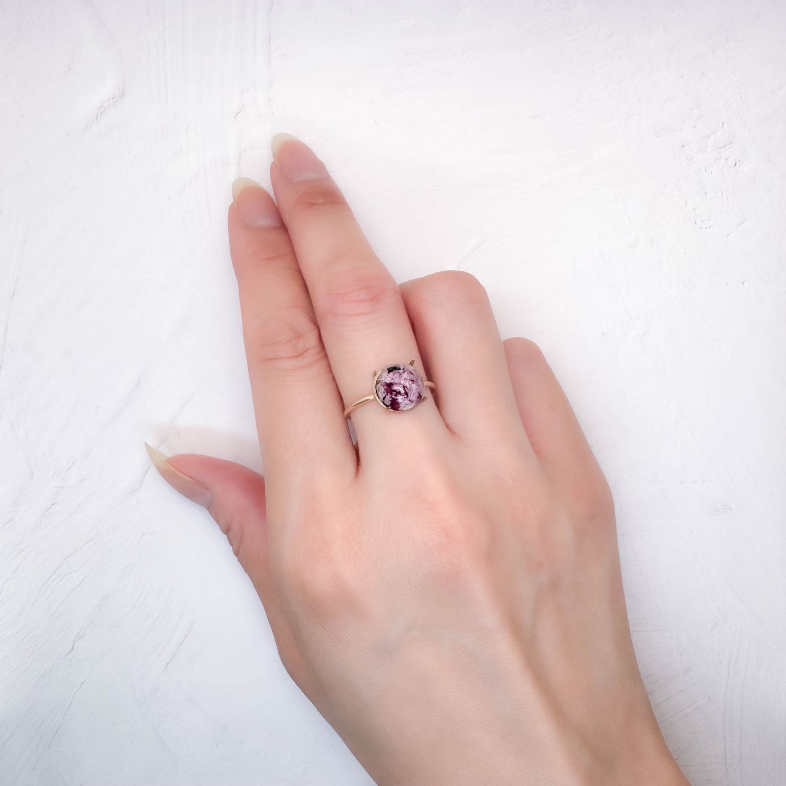 レッドベリル/ピンクベリル(母岩付き) アメリカ・ユタ州産 2.25ct [250730899]9.1x9.1mm前後