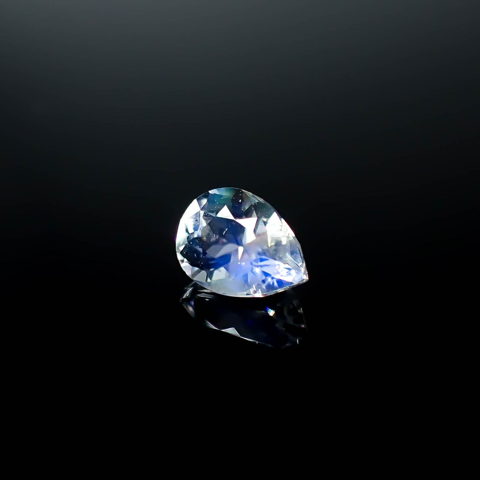 レインボームーンストーン ザンビア産 0.70ct [250730909]6.9x4.9mm前後