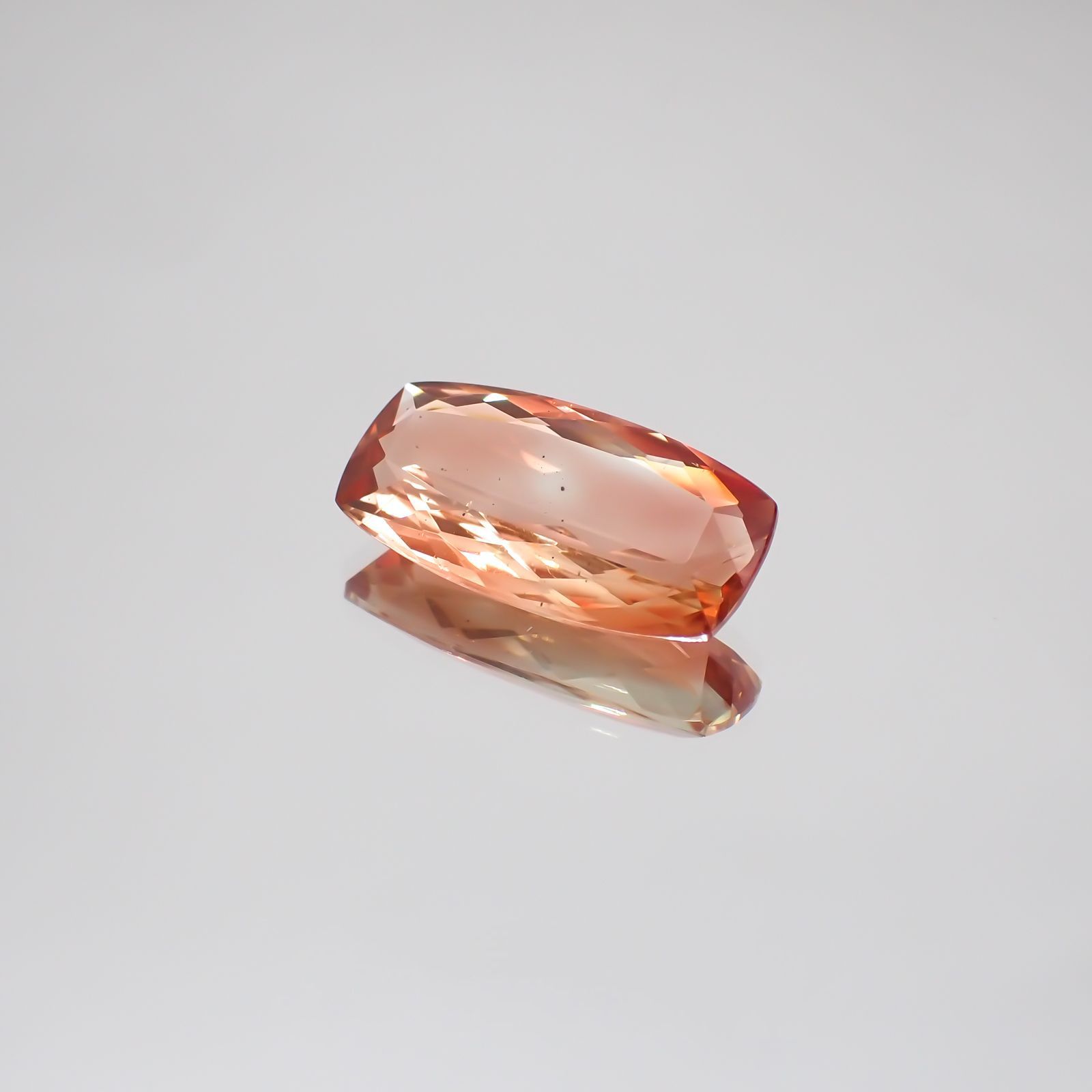 オレゴンサンストーン(宝石名ラブラドライト・サンストーン)アメリカ・オレゴン州産 4.416ct ソ付(彩珠)[230622268]16.4x8.3mm前後