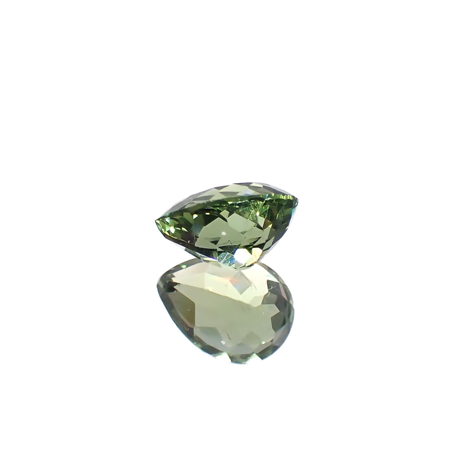 グリーンアパタイト マダガスカル産 0.72ct [241129487]6.5x4.9mm前後