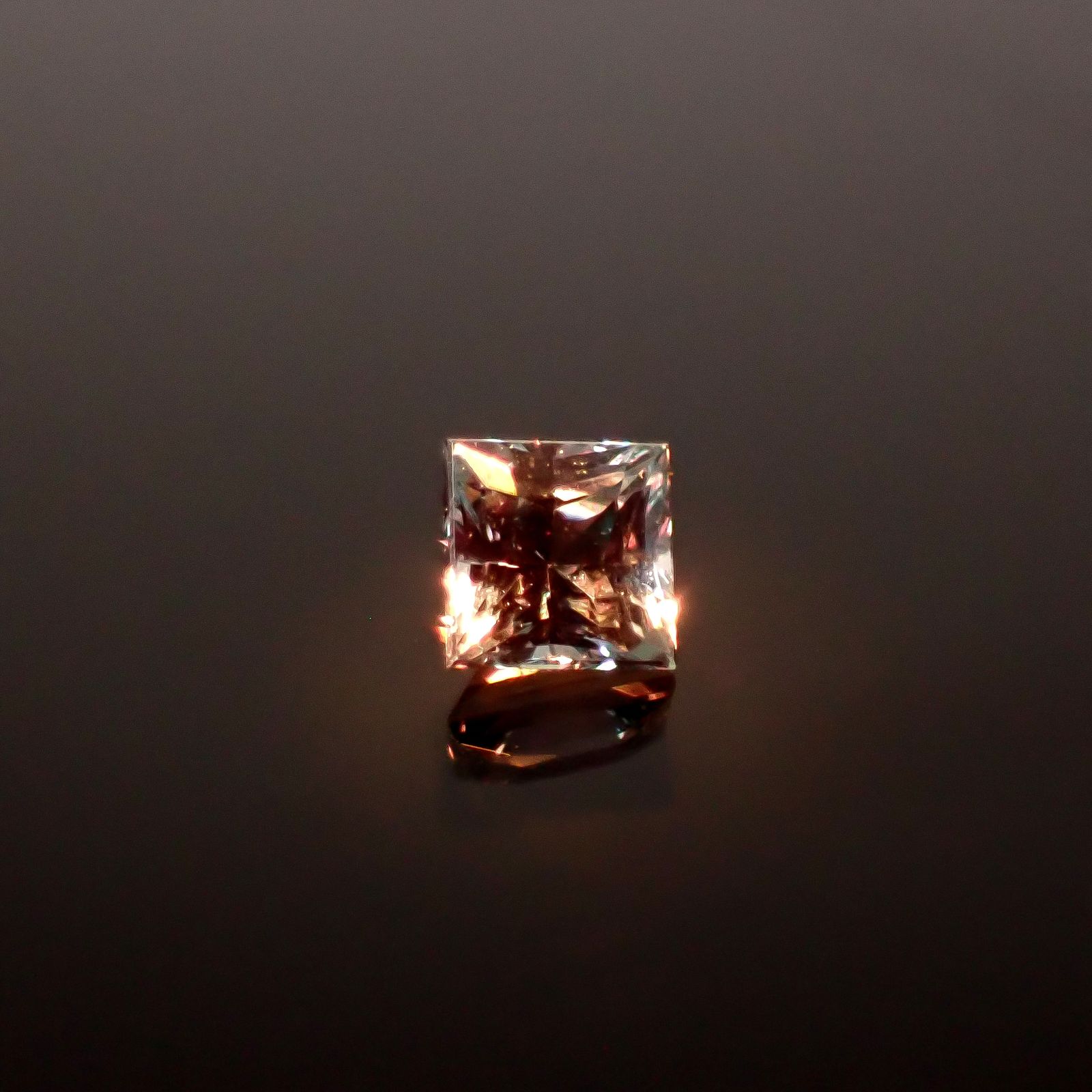 ◇プリンセスカット◇アレキサンドライト ブラジル産 EmeraldMains社製 0.10ct / 2.4x2.4mm前後 [260131567]