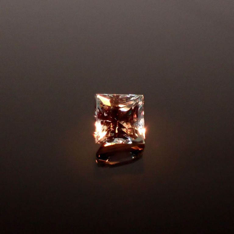 電球色(ライト)の照射で変色