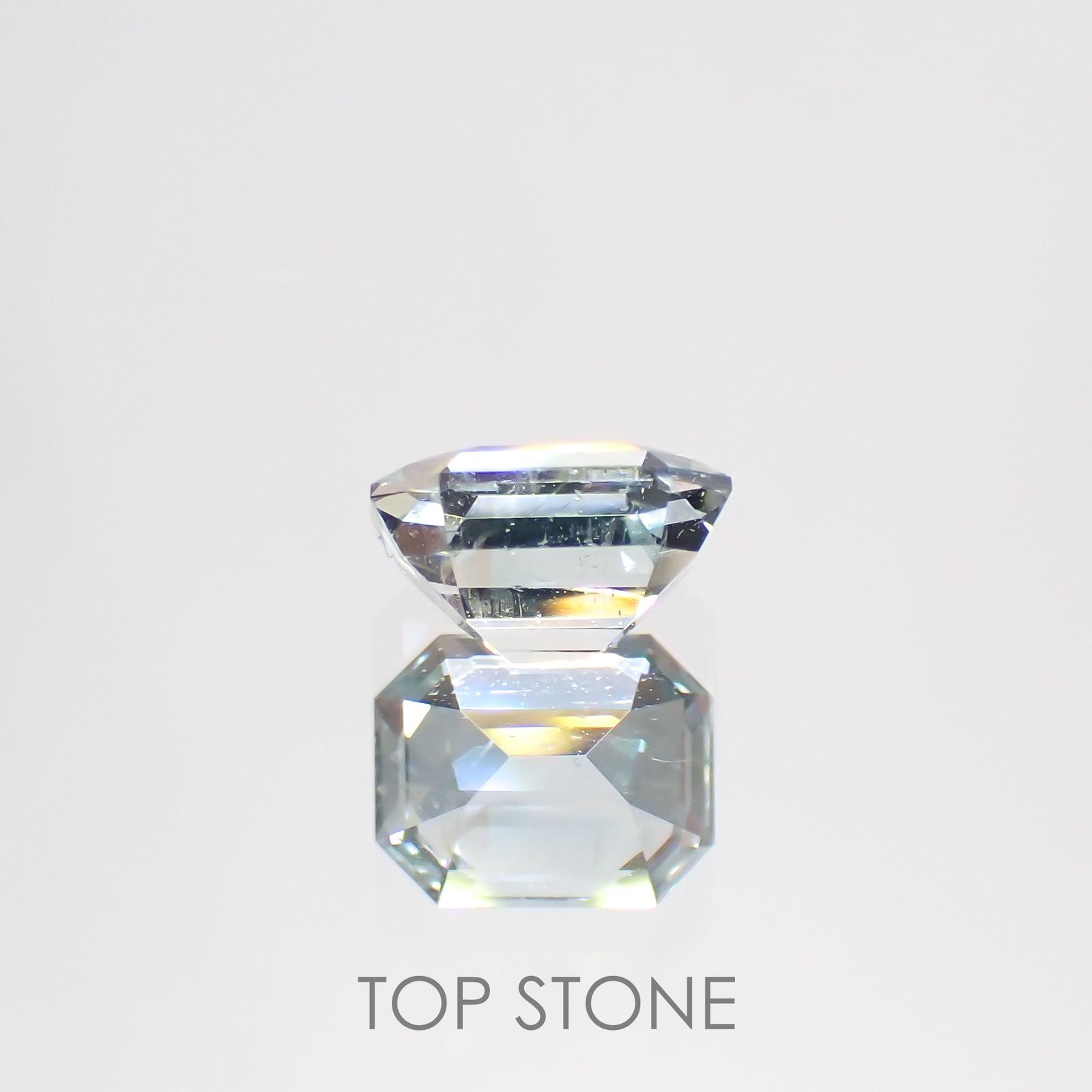 ジェレメジェバイト(宝石名エレメージェバイト) ナミビア産 0.685ct ソ付(彩珠)[20095019]5.7×4.4mm前後
