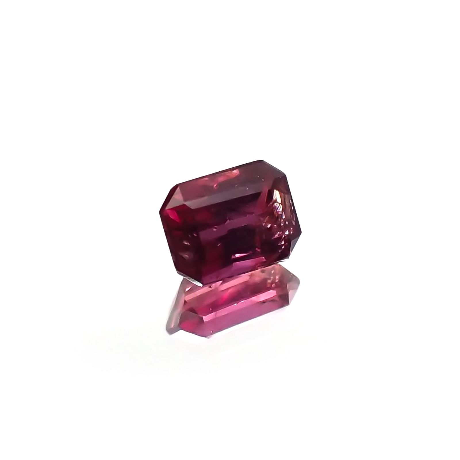 ルビー 非加熱(宝石名ルビー) マダガスカル産 識別済 0.26ct / 3.8x2.8mm前後 [210711733]