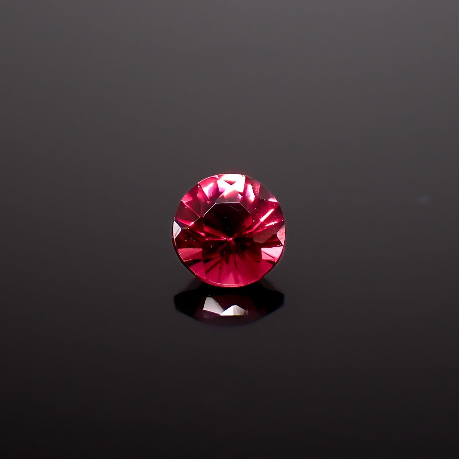 レッドスピネル(宝石名レッド・スピネル)タンザニア産 識別済 0.18ct / 3.4x3.4mm前後 [260732564]