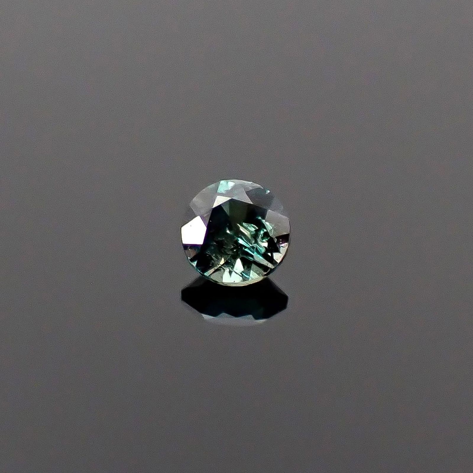 アレキサンドライト ロシア産 0.049ct / 2.1x2.1mm前後 [260131562]