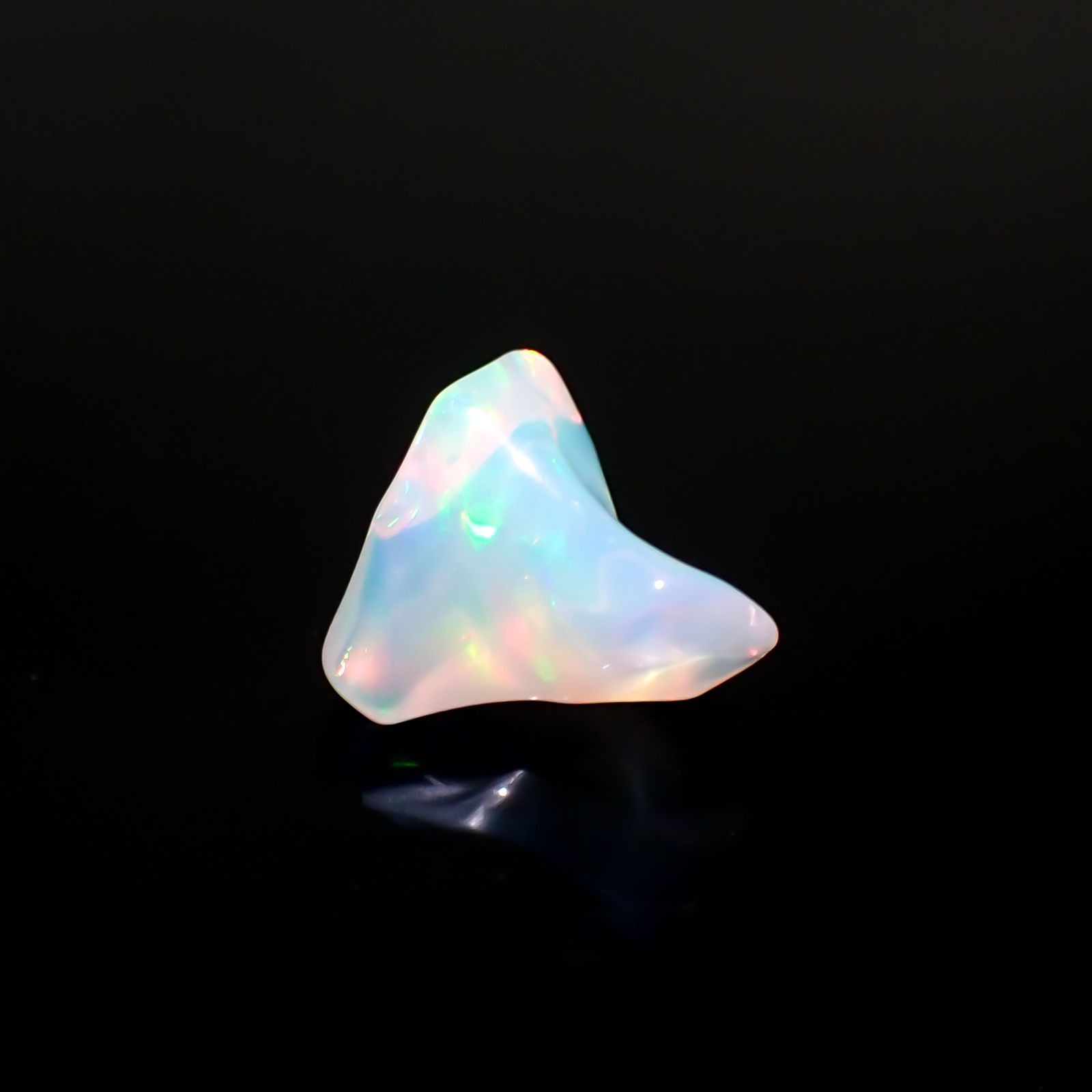 ◇バロック型◇エチオピアオパール(宝石名オパール) エチオピア産 識別済 4.51ct / 13.5x12.9mm前後 [260113176]