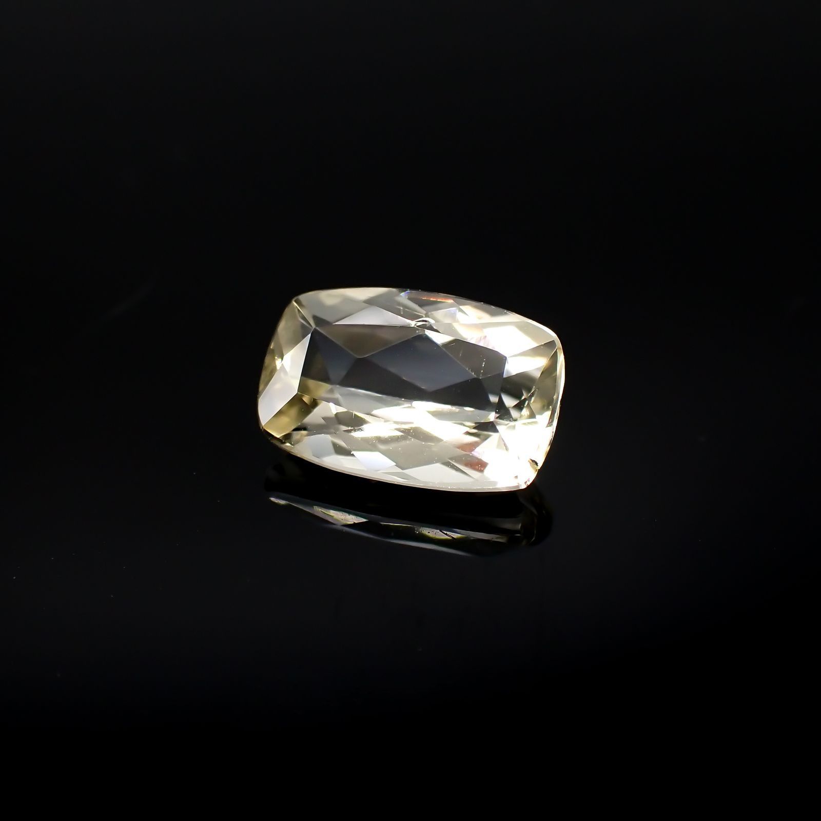 イエロースキャポライト(宝石名イエロー・スキャポライト)ブラジル・ミナスジェライス州産 識別済 1.44ct / 9.1x5.9mm前後 [251118022]