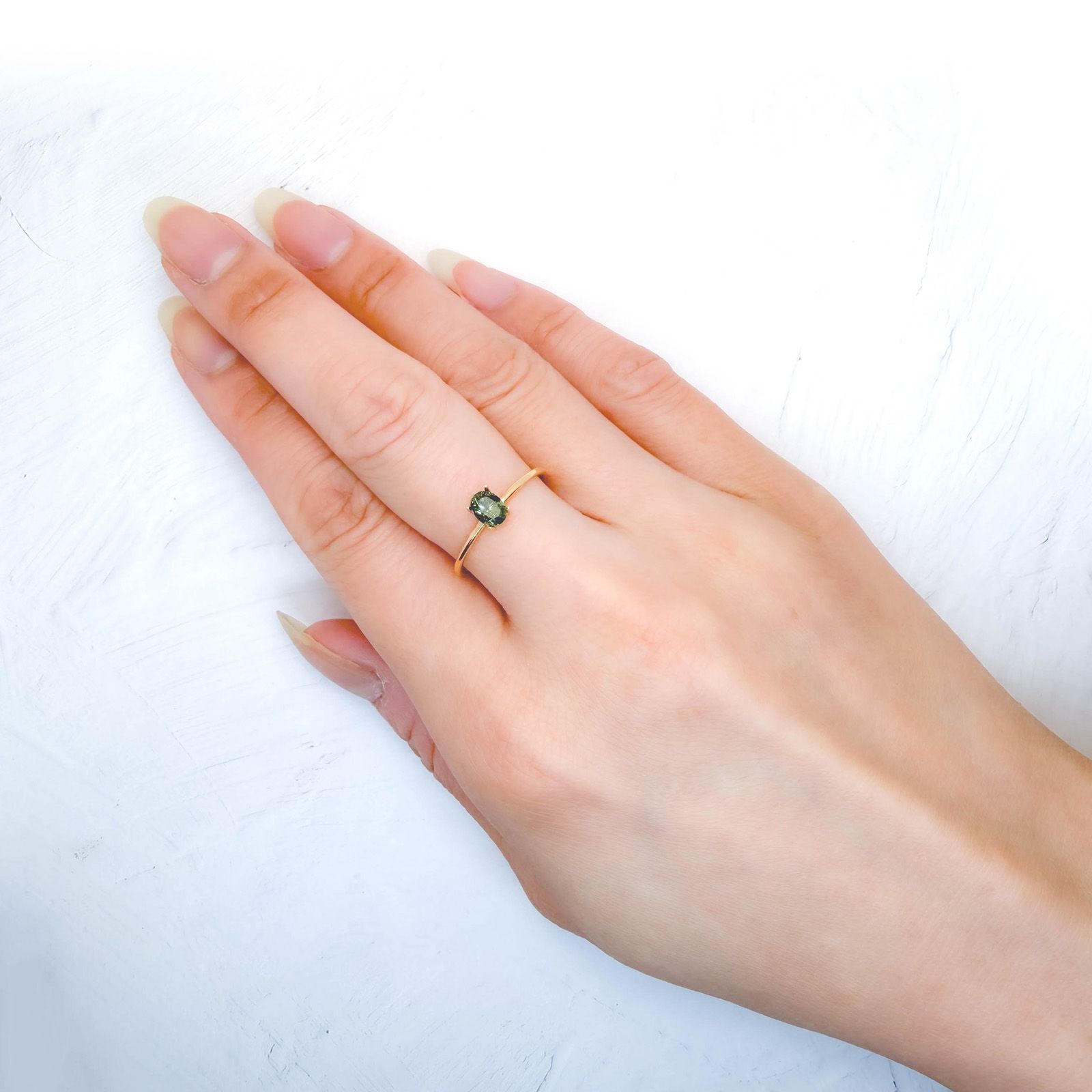 ゴールドシーンサファイア 非加熱(宝石名シーン・サファイア) ケニア産 識別済 0.54ct / 5x4mm前後 [260812071]