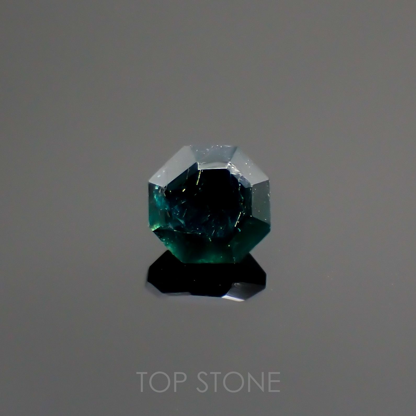 ◇オクタゴンカット◇グランディディエライト(宝石名グランディディエライト) マダガスカル産 0.57ct 識別済[210813064]5×5mm前後
