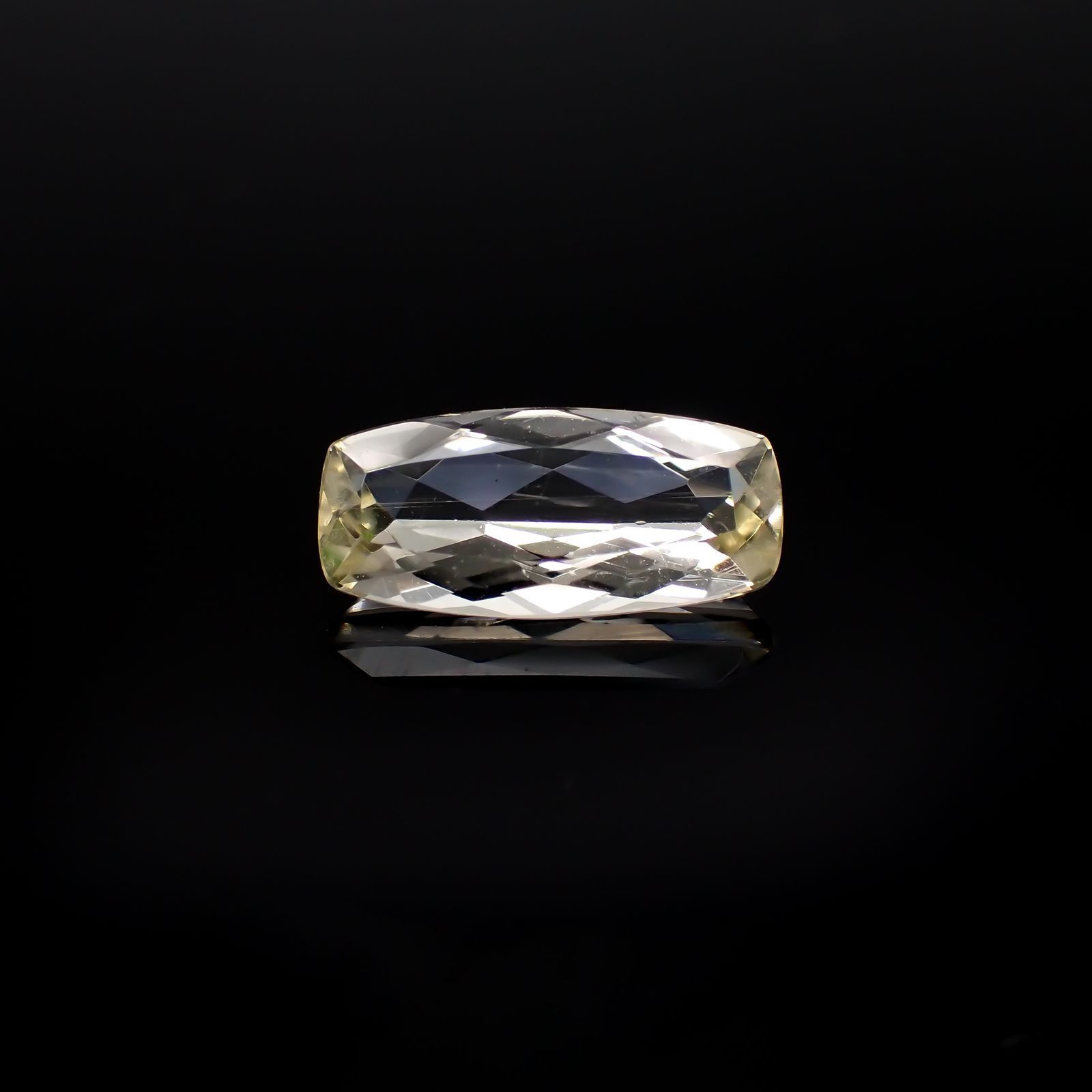 イエロースキャポライト(宝石名イエロー・スキャポライト)ブラジル・ミナスジェライス州産 識別済 2.17ct / 13x5.9mm前後 [251118023]