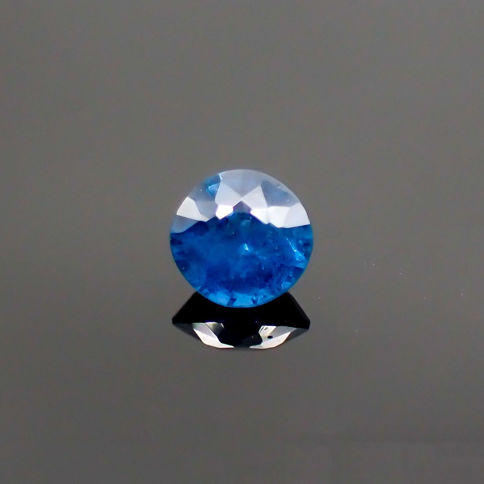 ガーナイト(宝石名 含コバルト・ガーナイト) ナイジェリア産 ソ付(彩珠) 0.391ct / 4x3.9mm前後 [260411549]