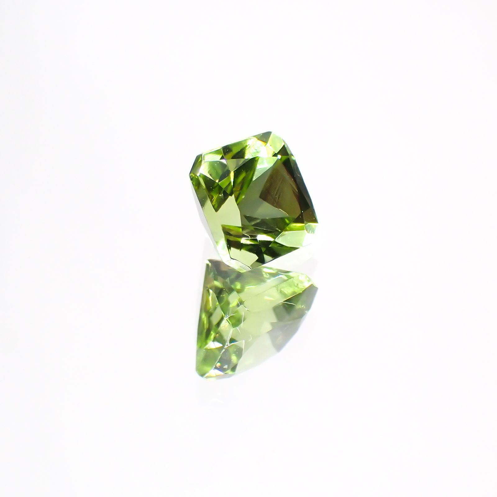 ◇アッシャーカット◇ペリドット(宝石名ペリドット) パキスタン産 0.96ct 識別済[211013491]5.1×5.1mm前後