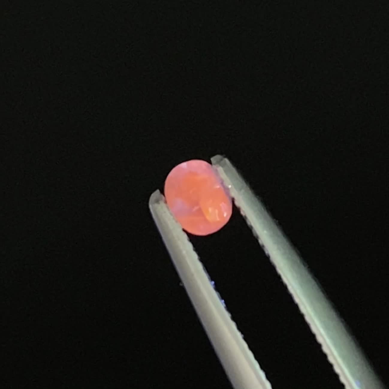 アウイナイト フルオレッセンス アフガニスタン産 0.078ct / 3x2.3mm