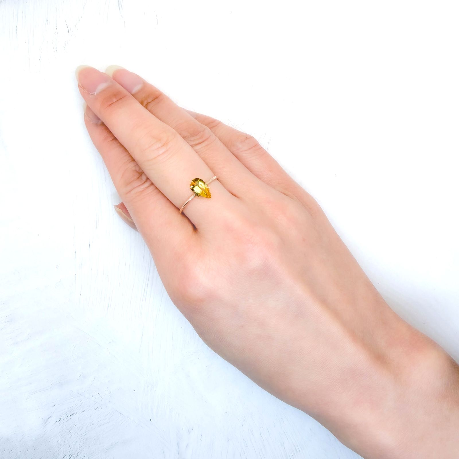 コンドロダイト(宝石名コンドロダイト)タジキスタン・パミール高原産 識別済 0.84ct / 8.5x4.7mm前後 [260131581]