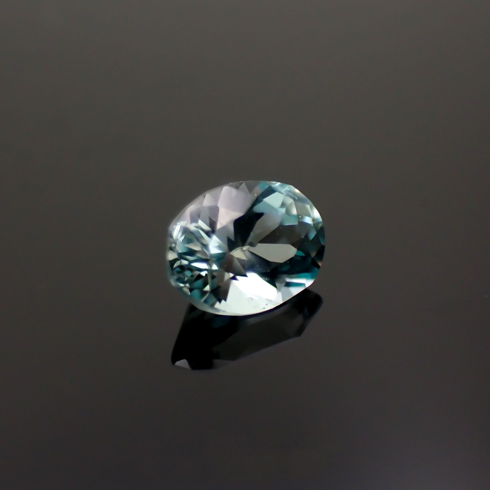 ユークレース(宝石名ブルー・ユークレース)コロンビア産 0.389ct ソ付(彩珠)[221018684]5.3x3.9mm前後