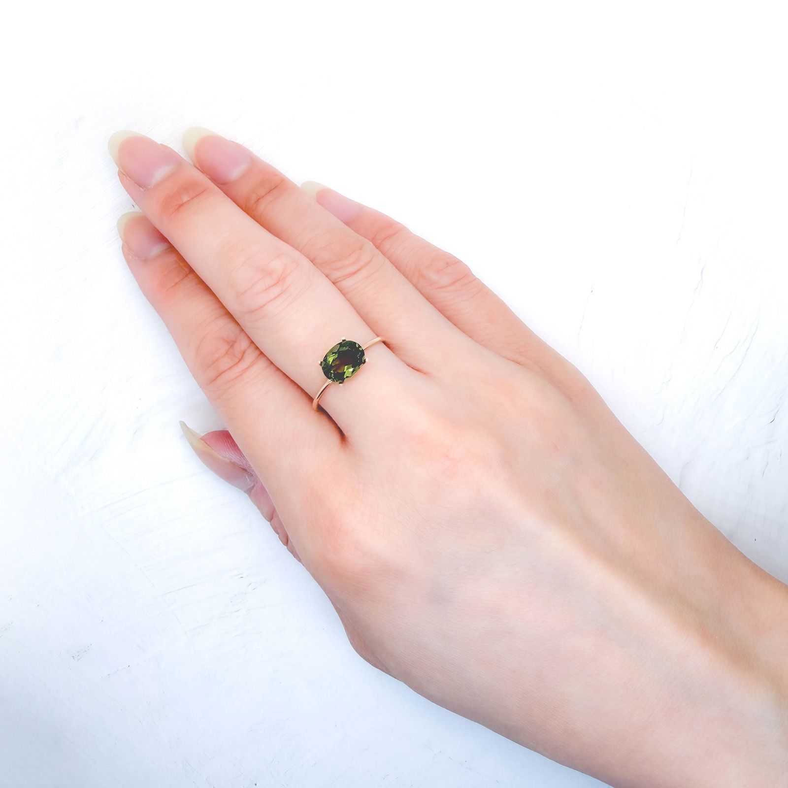 モルダバイト 発見地：旧チェコスロバキア 1.02ct / 8x6mm前後 [260832692]
