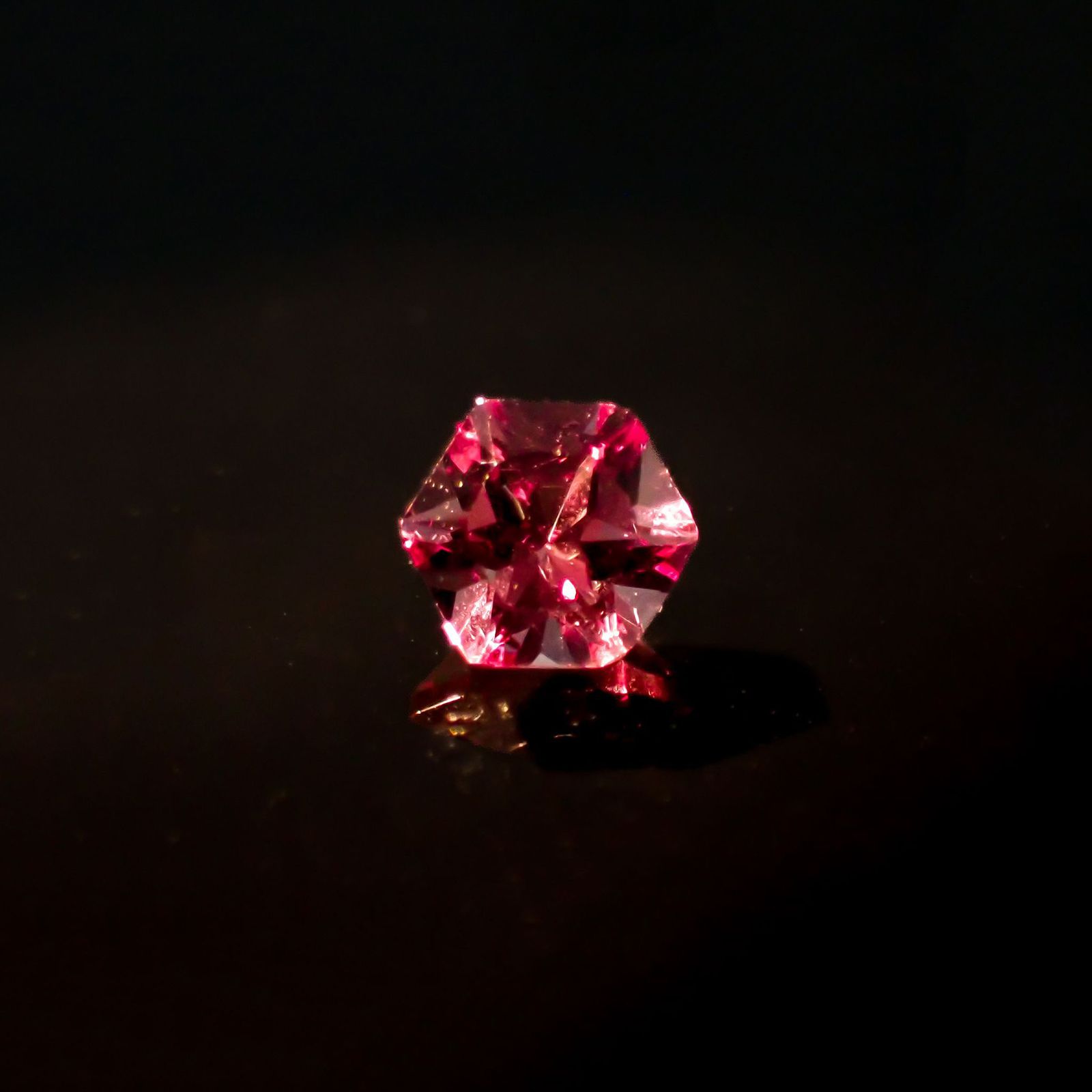 ◇ヘキサゴンカット◇カラーシフト マラヤガーネット(宝石名ガーネット)タンザニア産 0.70ct 識別済[220817563]5.1x5mm前後