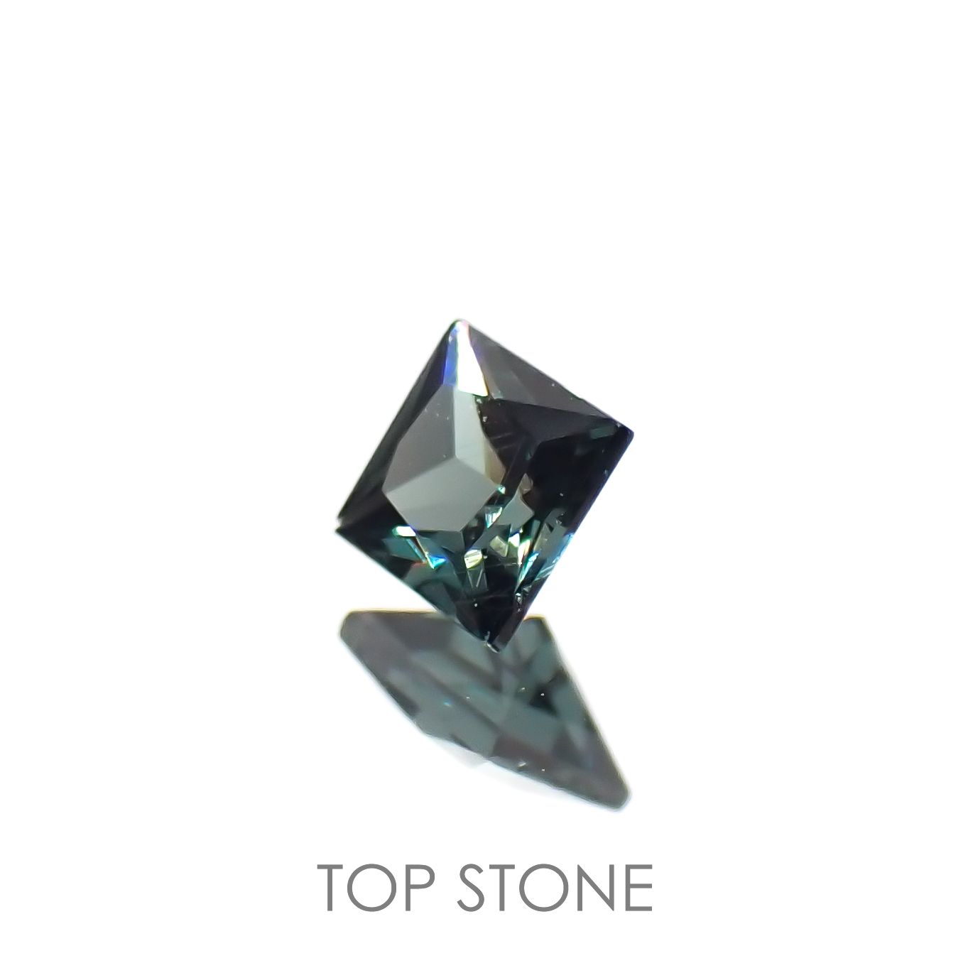 ◇プリンセスカット◇カラーチェンジガーネット アレキタイプ(宝石名ガーネット)マダガスカル・ベキリー産 0.16ct 識別済[221219616]2.8x2.8mm前後