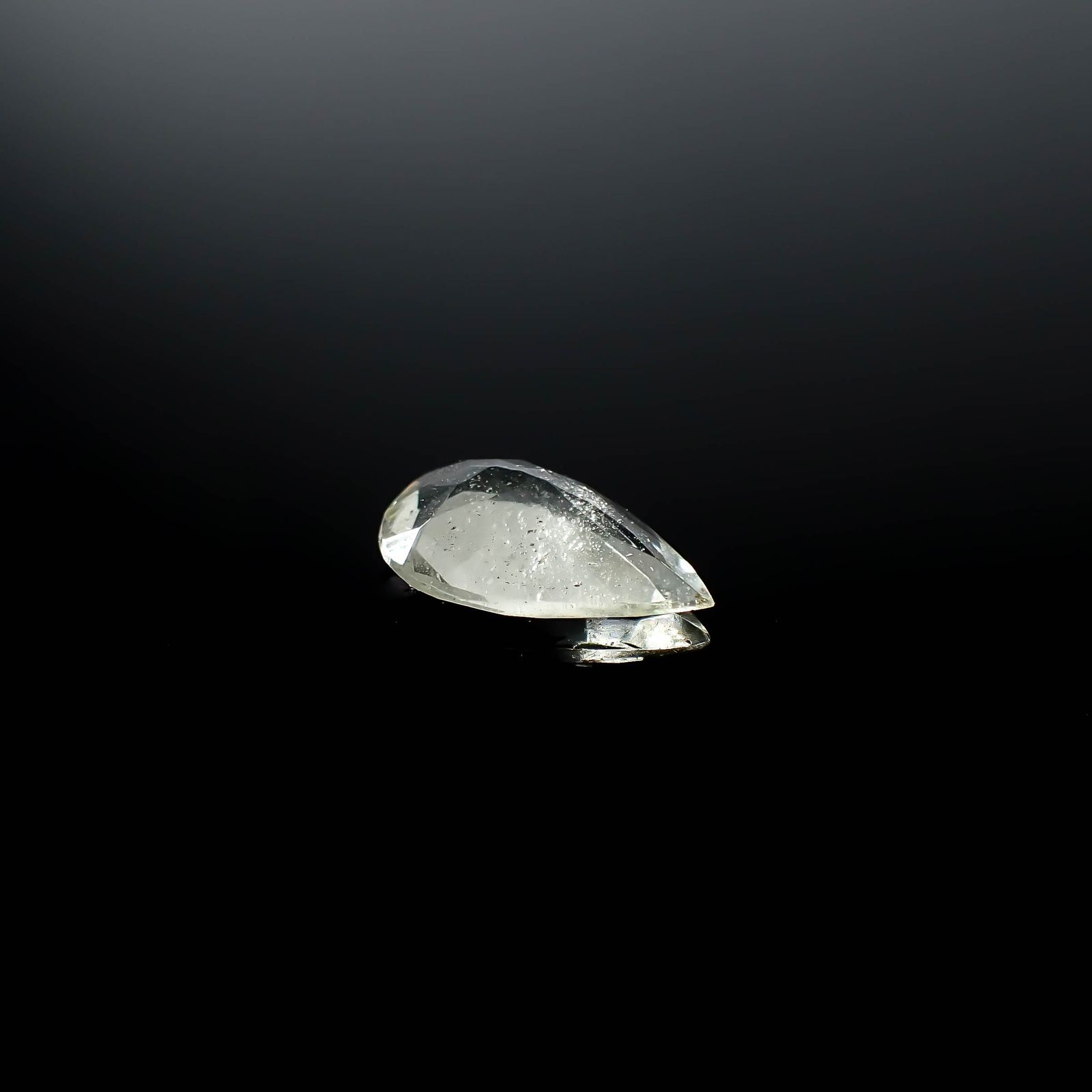 リビアングラス 発見地：エジプト・リビア砂漠 2.74ct / 14.5x9.8mm前後 [251131308]