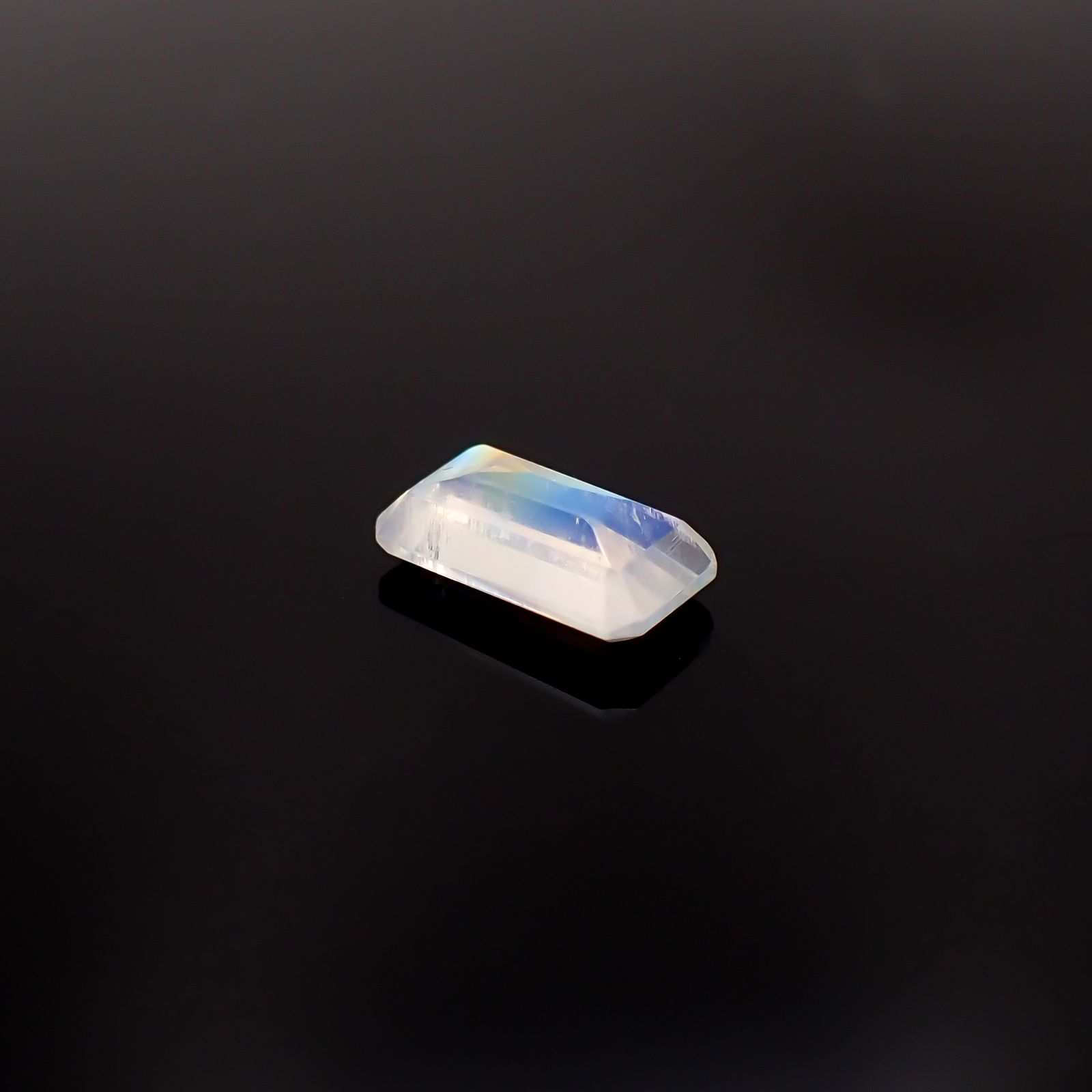 レインボームーンストーン インド・ビハール産 2.71ct / 11.9x6.4mm前後 [260431971]