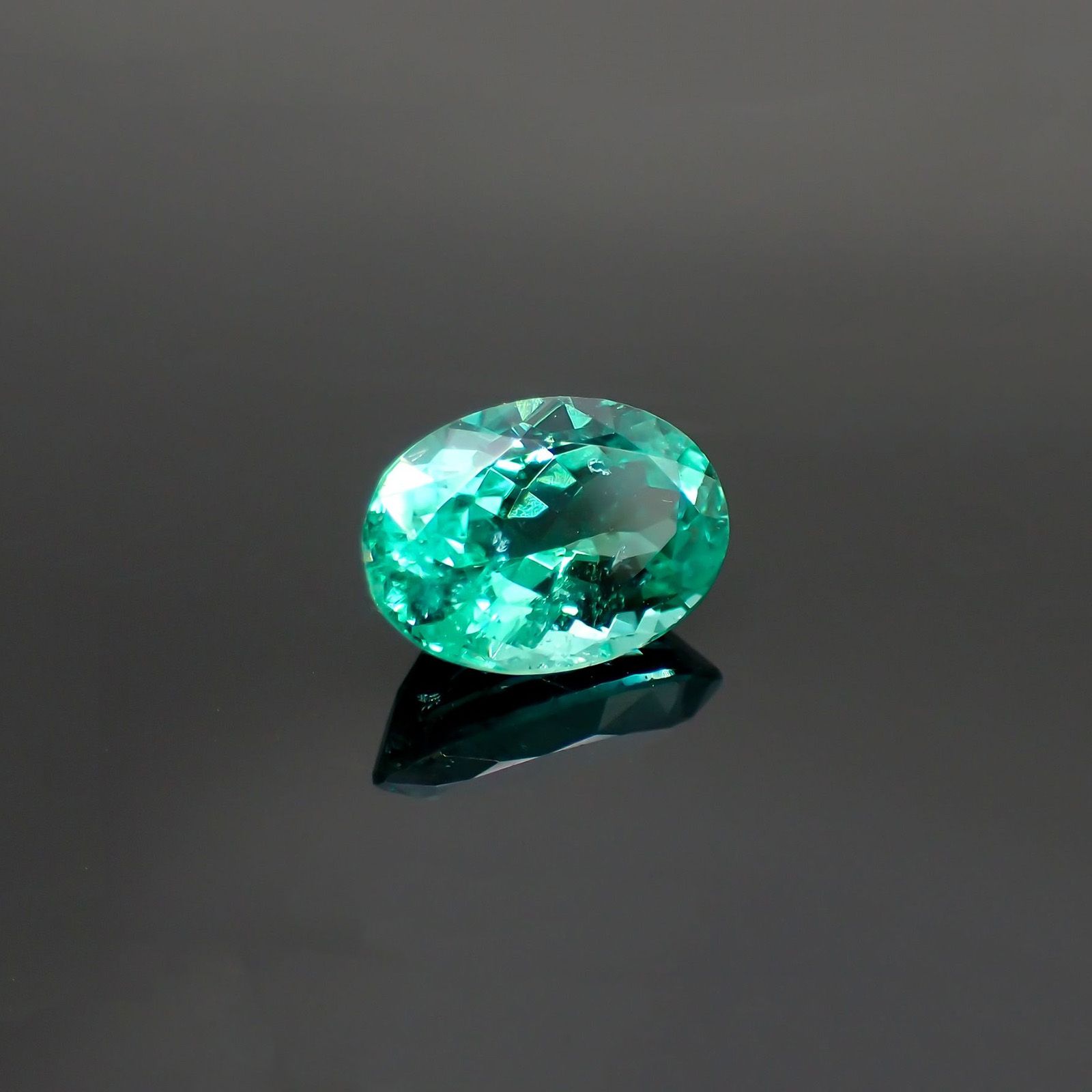 パライバトルマリン(宝石名トルマリン/別名パライバ・トルマリン) ブラジル産 GIA鑑付 1.65ct / 9.0×6.3mm前後 [19110905]