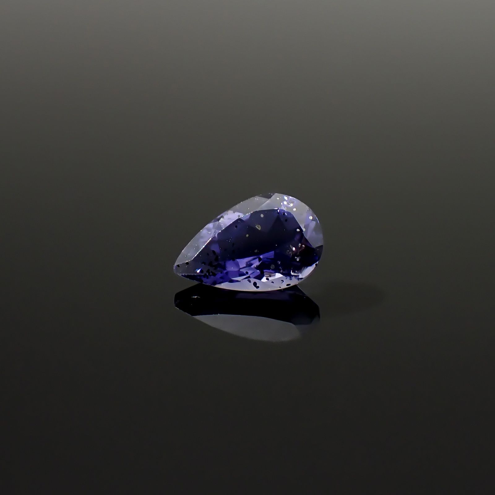 アイオライトサンストーン インド/ブラジル産 0.71ct / 8x5.1mm前後 [260932629]