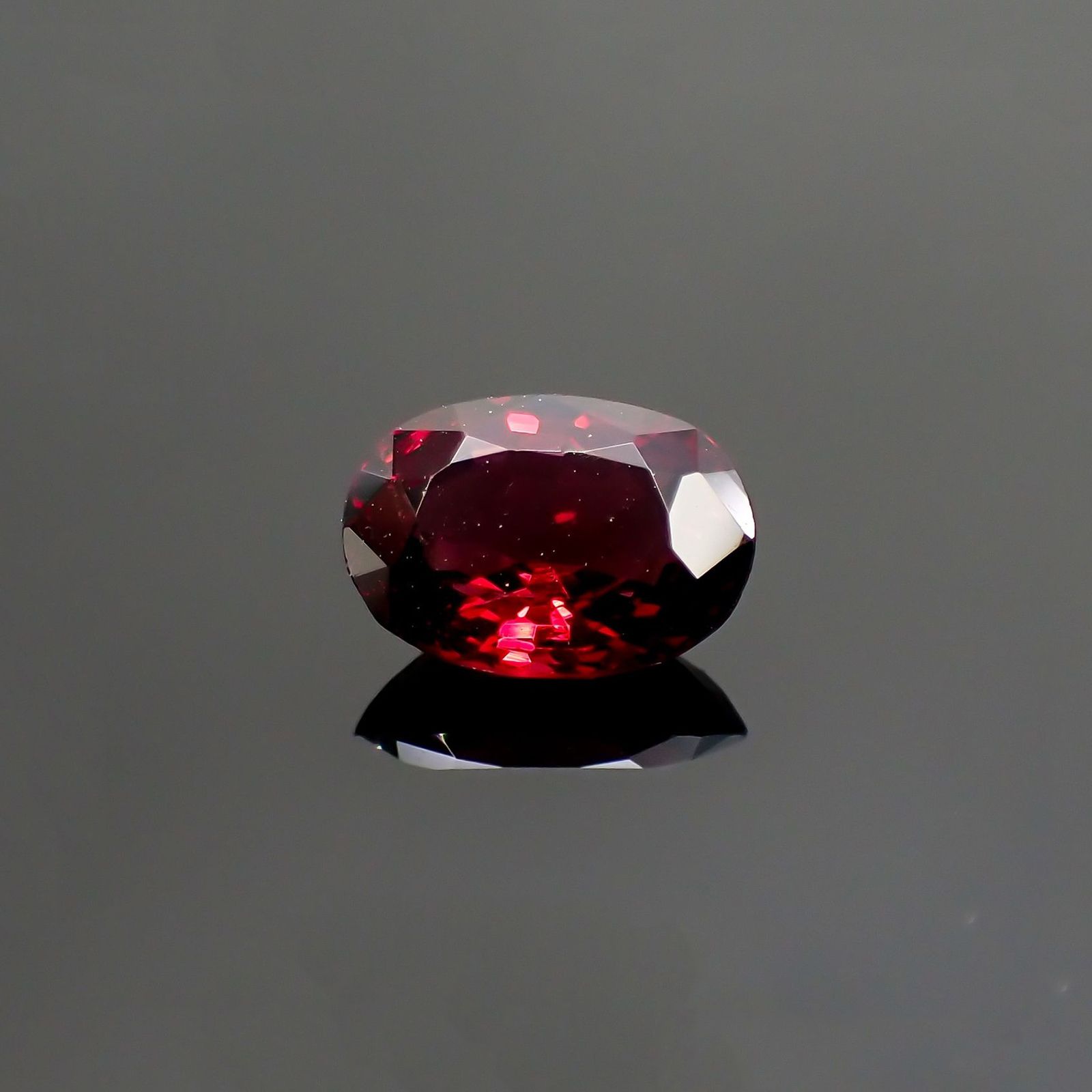 レッドスピネル(宝石名レッド・スピネル)タンザニア産 ソ付(彩珠) 0.960ct / 7.3x5.2mm前後 [260117242]