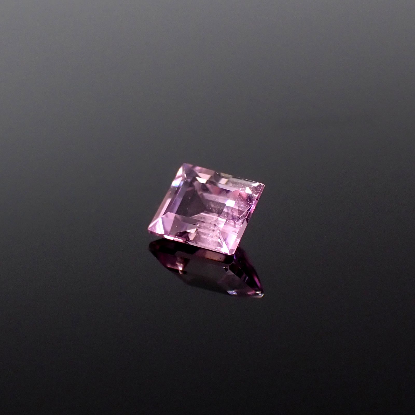 ピンクゾイサイト(宝石名ピンク・ゾイサイト)タンザニア産 ソ付(日独) 0.263ct / 3.88x3.25mm前後 [251231472]